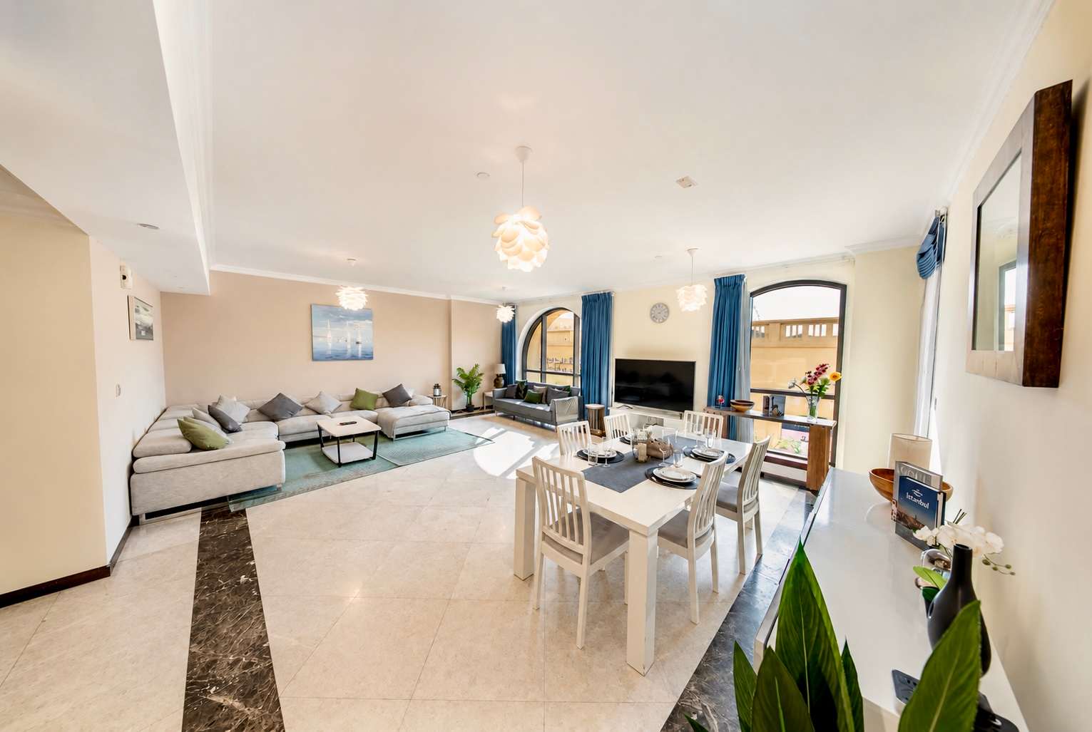 Luxury JBR Apartment: Beachfront Bliss & Stunning Views! - Image 2