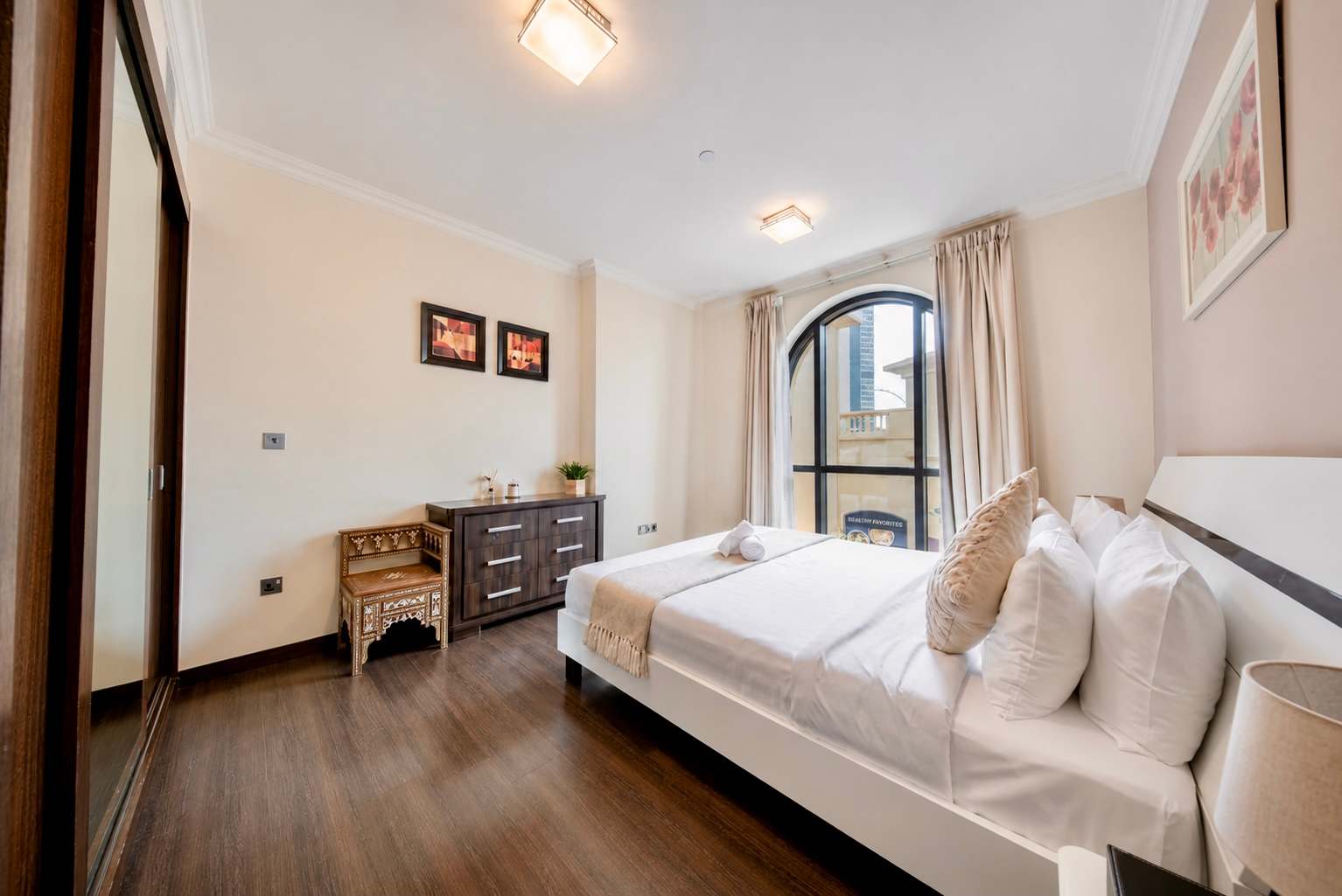 Luxury JBR Apartment: Beachfront Bliss & Stunning Views! - Image 16