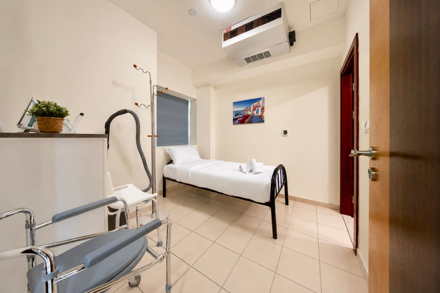 Luxury JBR Apartment: Beachfront Bliss & Stunning Views! - Image 30
