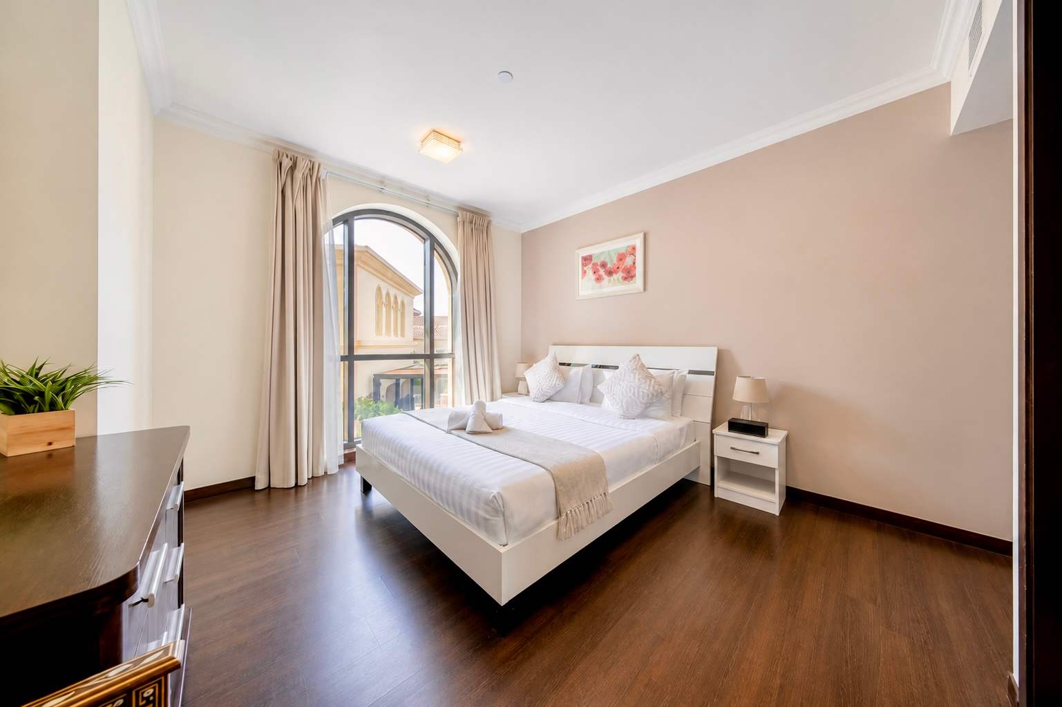 Luxury JBR Apartment: Beachfront Bliss & Stunning Views! - Image 14