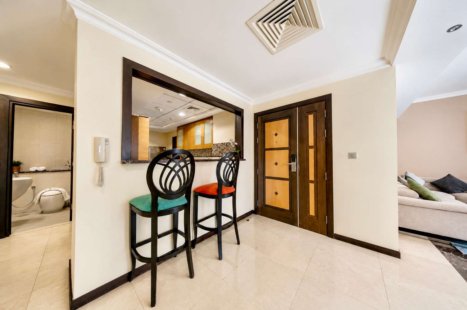 Luxury JBR Apartment: Beachfront Bliss & Stunning Views! - Image 10