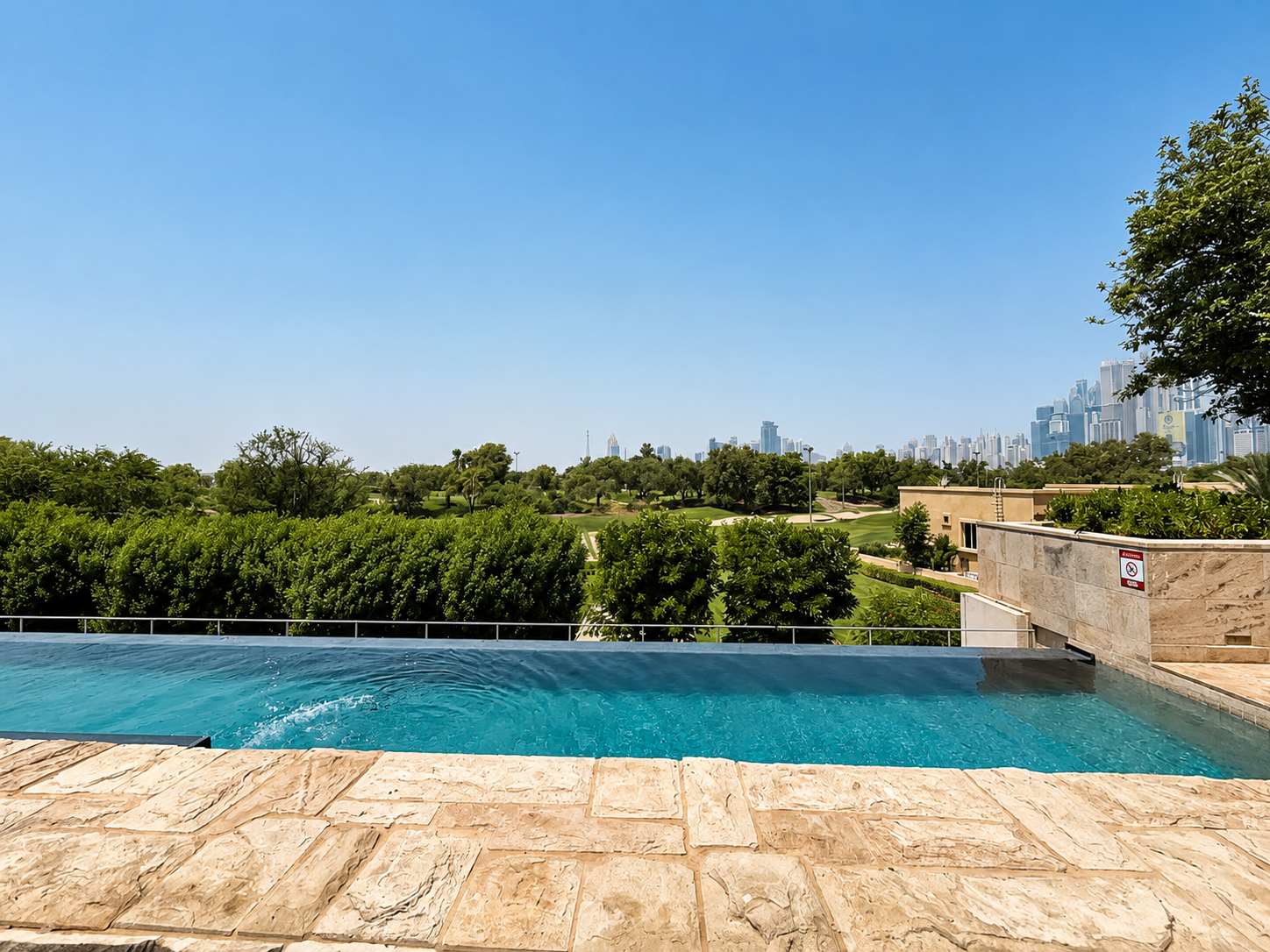Golf Course Views Apartment in Dubai - Image 14