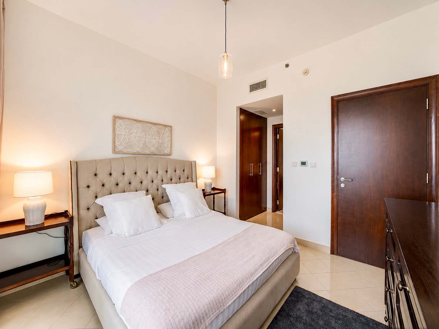 Luxury Dubai Apartment with Pool & Golf View - Image 10
