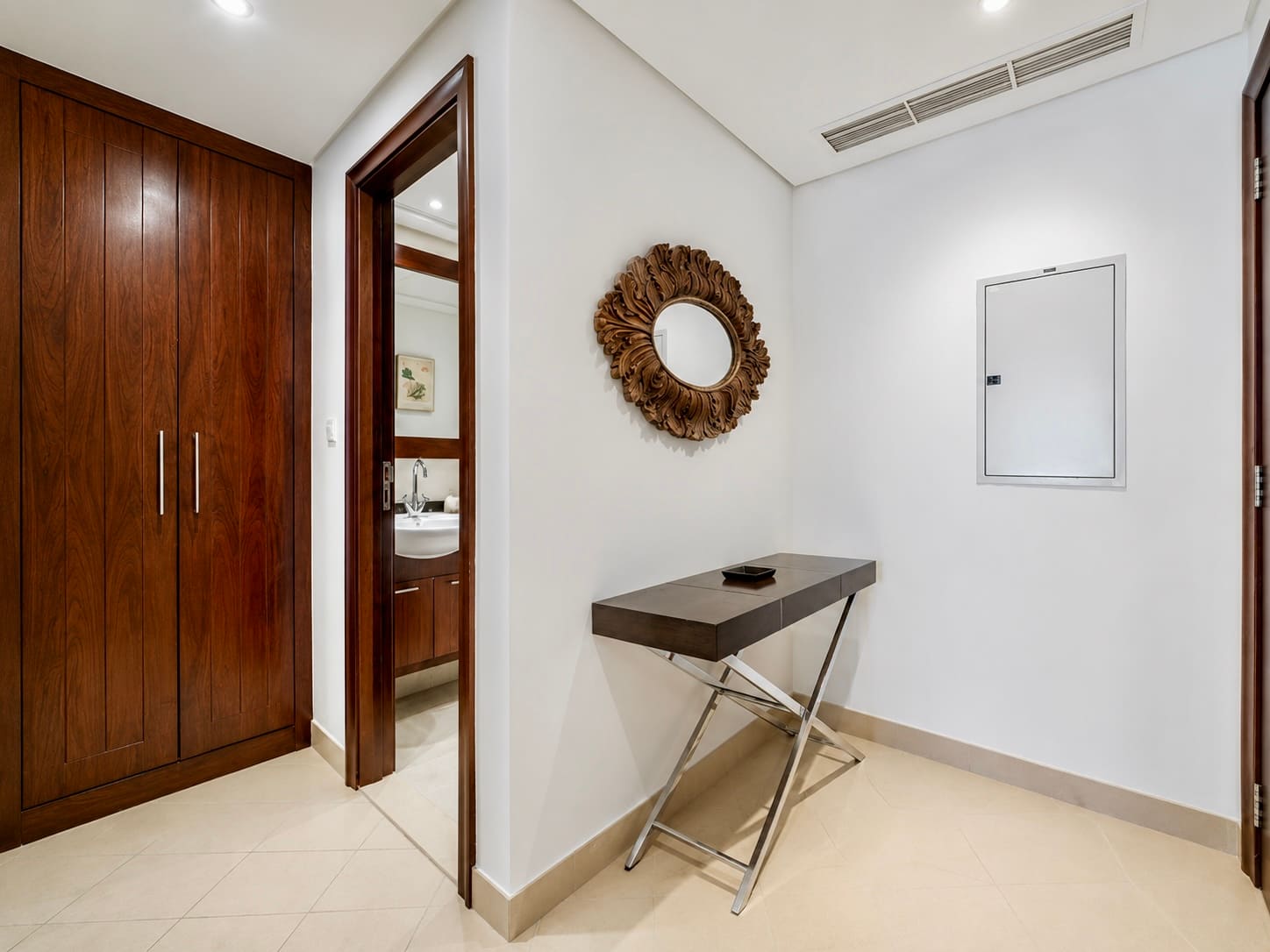 Luxury Dubai Apartment with Pool & Golf View - Image 8