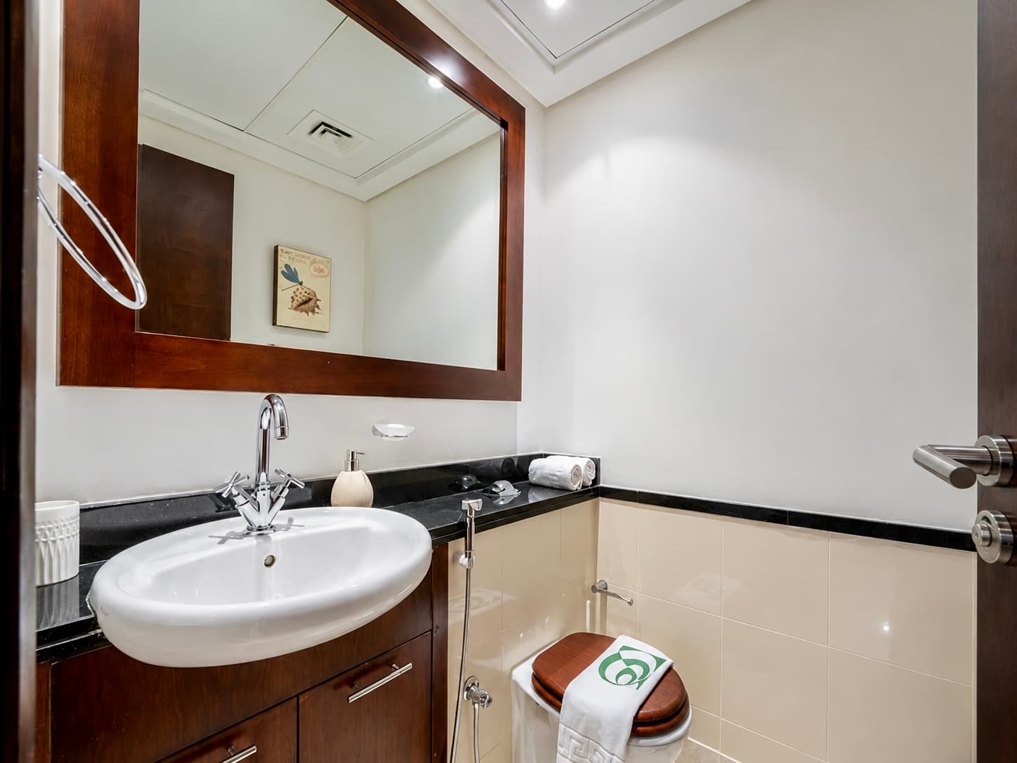Luxury Dubai Apartment with Pool & Golf View - Image 18