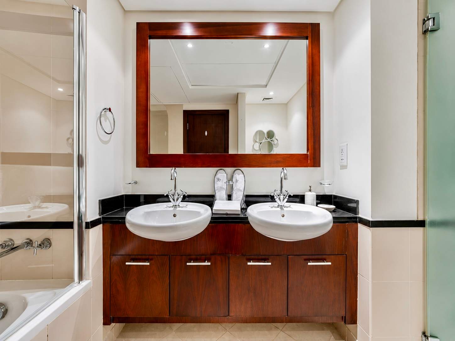 Luxury Dubai Apartment with Pool & Golf View - Image 17