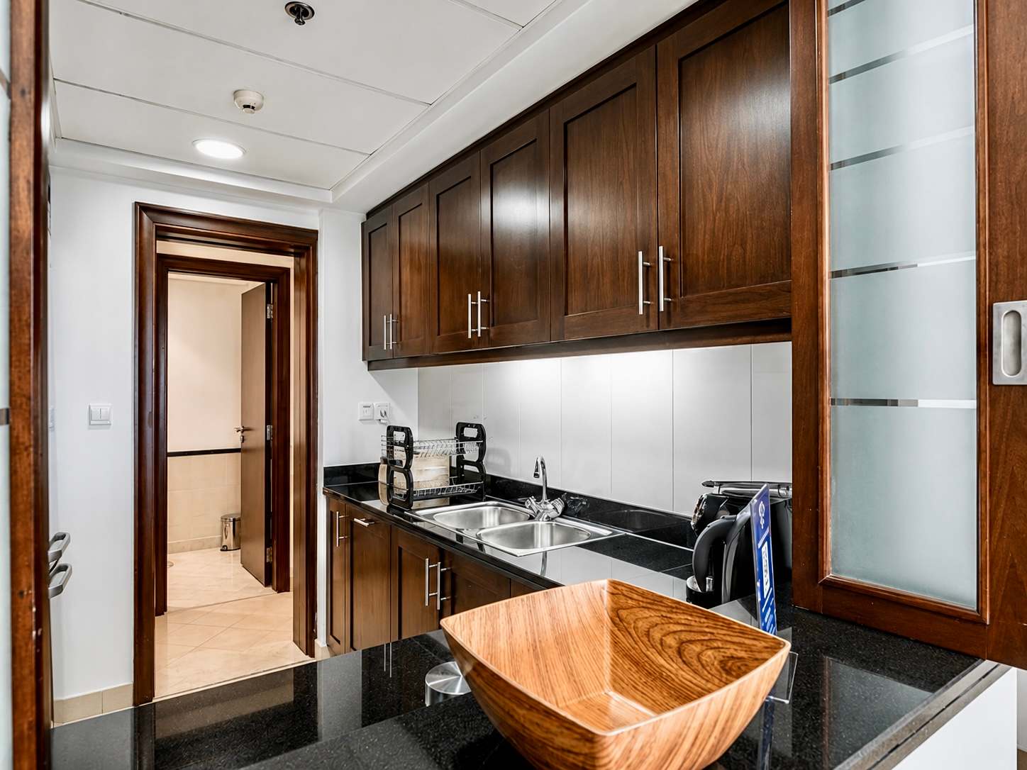 Luxury Dubai Apartment with Pool & Golf View - Image 9
