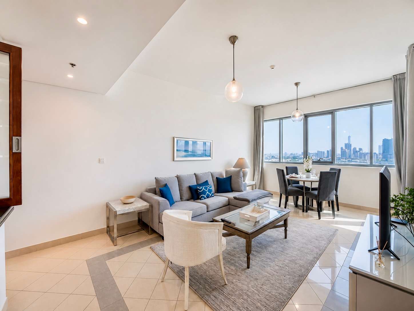 Luxury Dubai Apartment with Pool & Golf View - Image 2