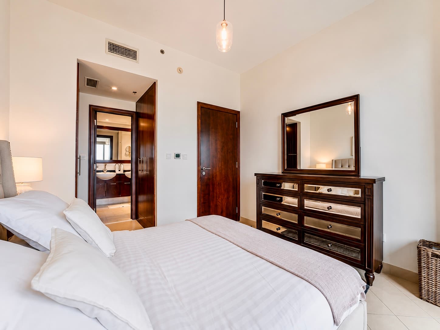 Luxury Dubai Apartment with Pool & Golf View - Image 14