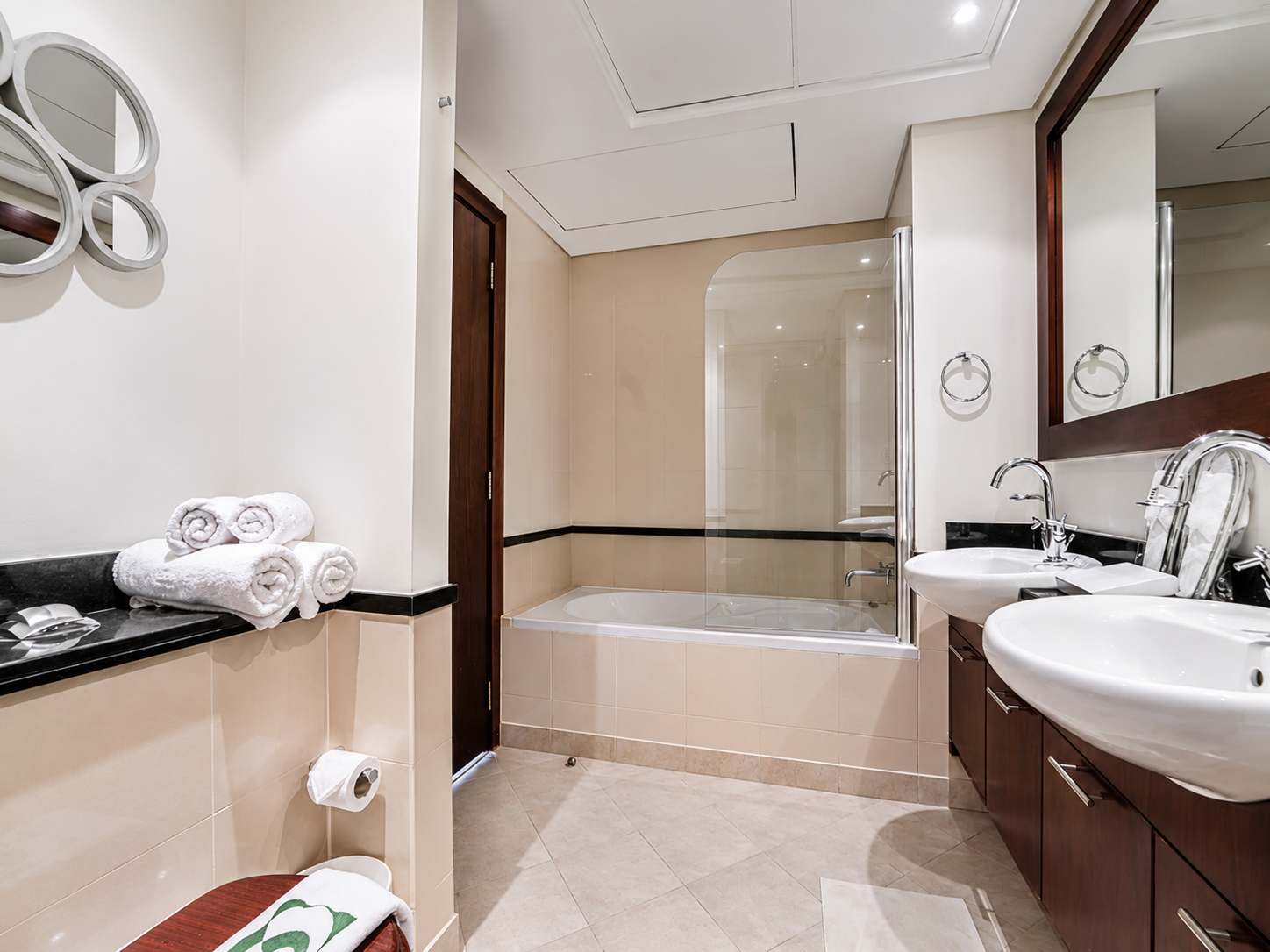 Luxury Dubai Apartment with Pool & Golf View - Image 15