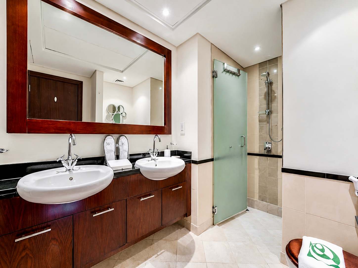Luxury Dubai Apartment with Pool & Golf View - Image 16