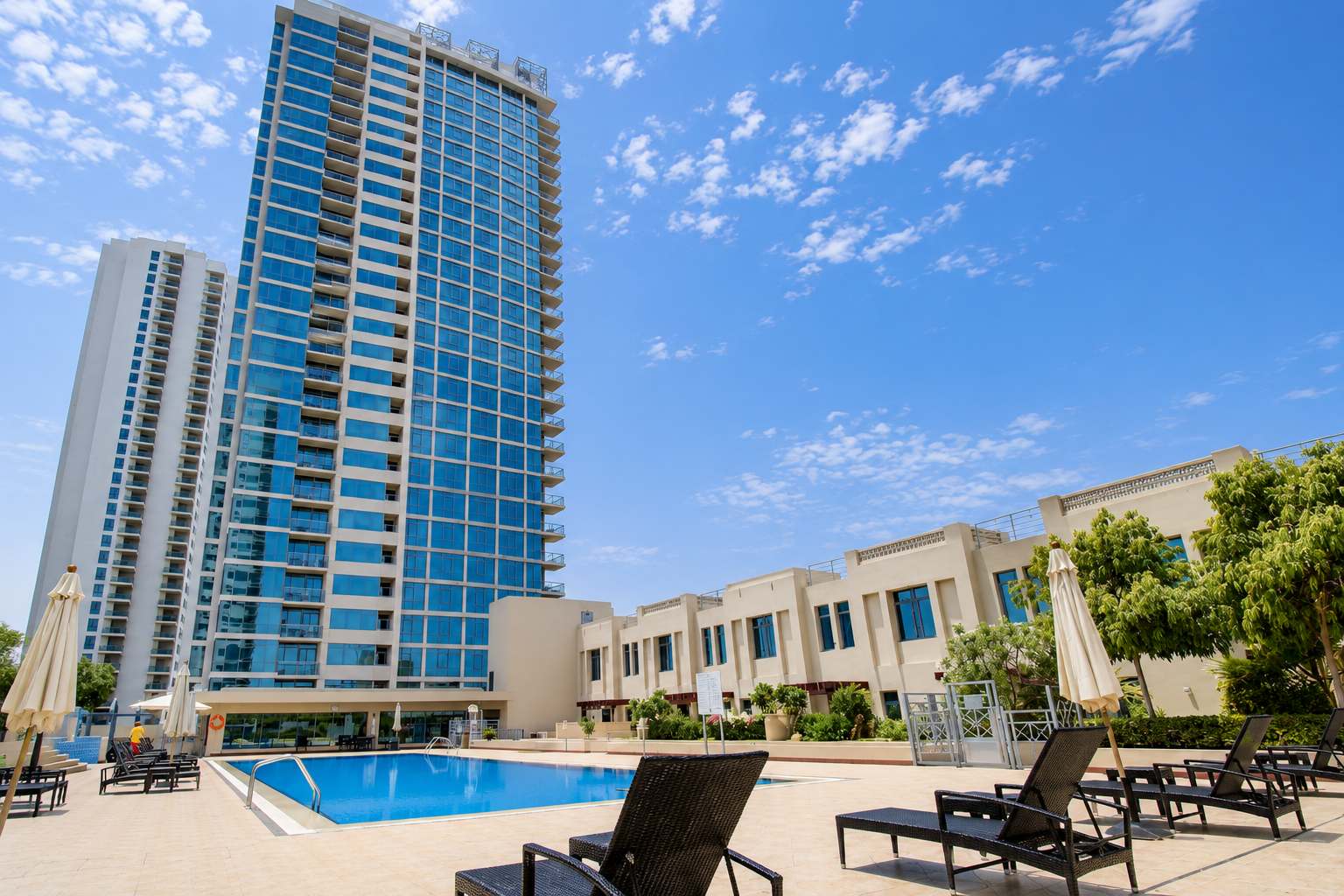 Luxury Dubai Apartment with Pool & Golf View - Image 23