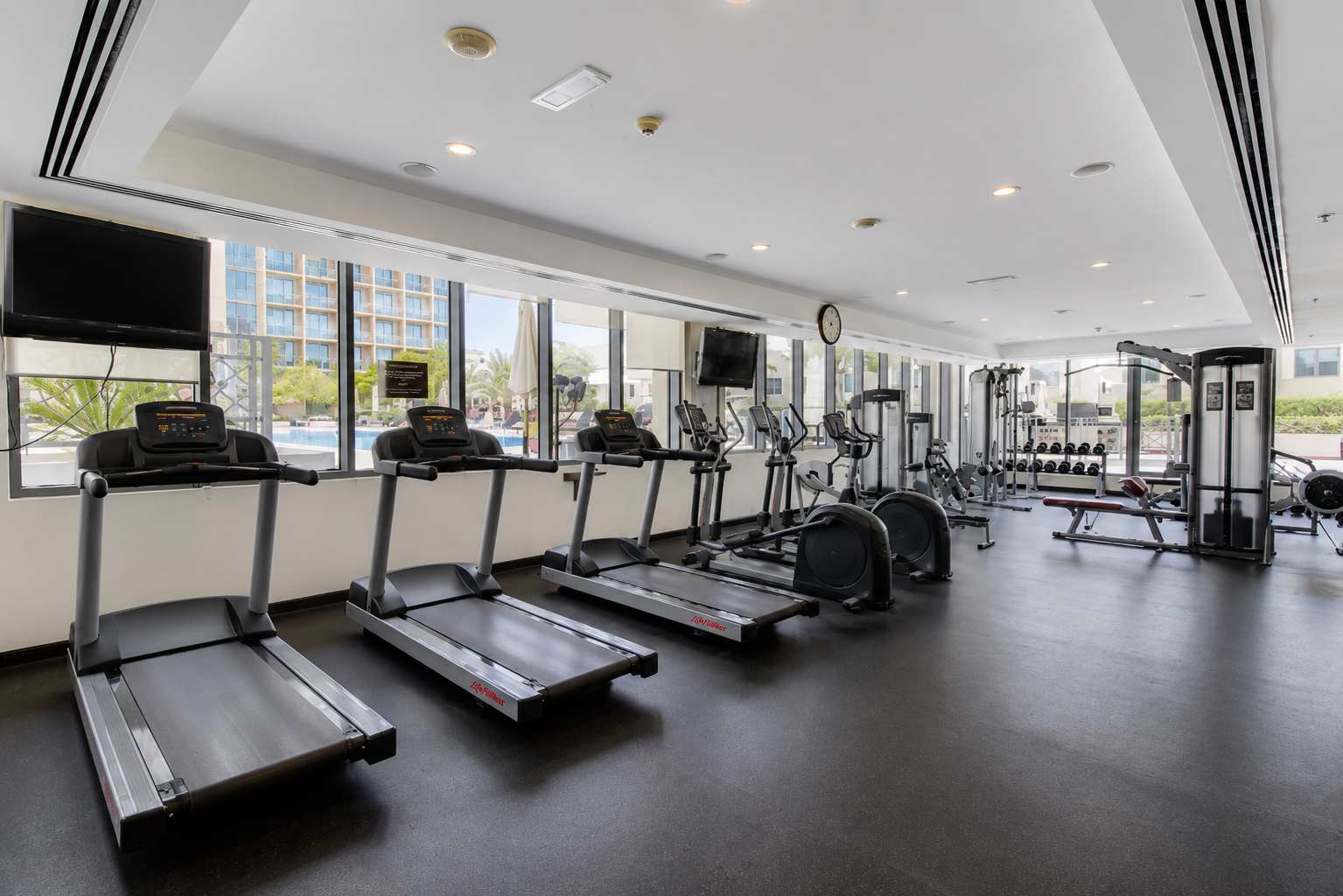 Luxury Dubai Apartment with Pool & Golf View - Image 24