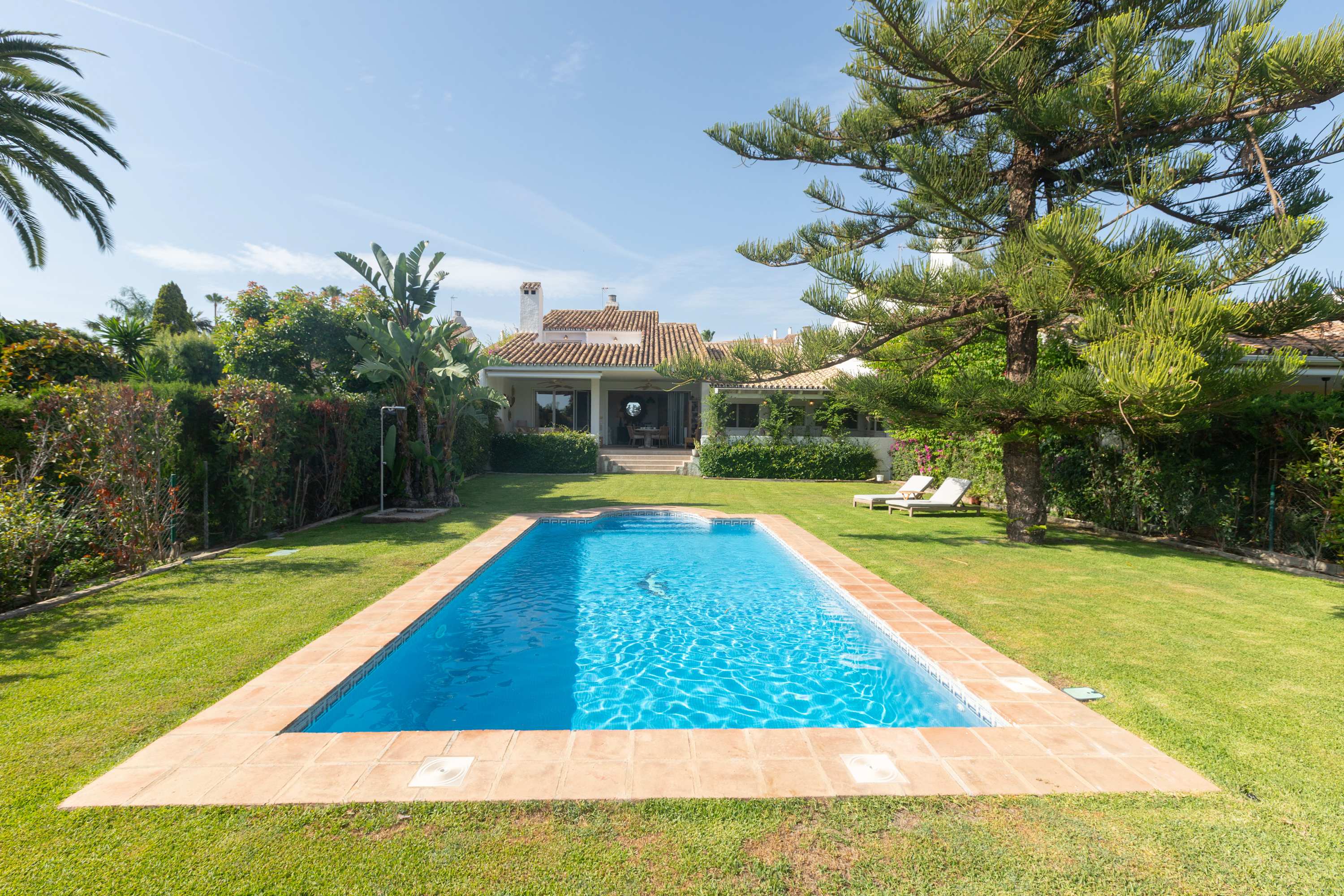 Charming Andalusian 6BR Villa | Private Pool, Gard — Marbella