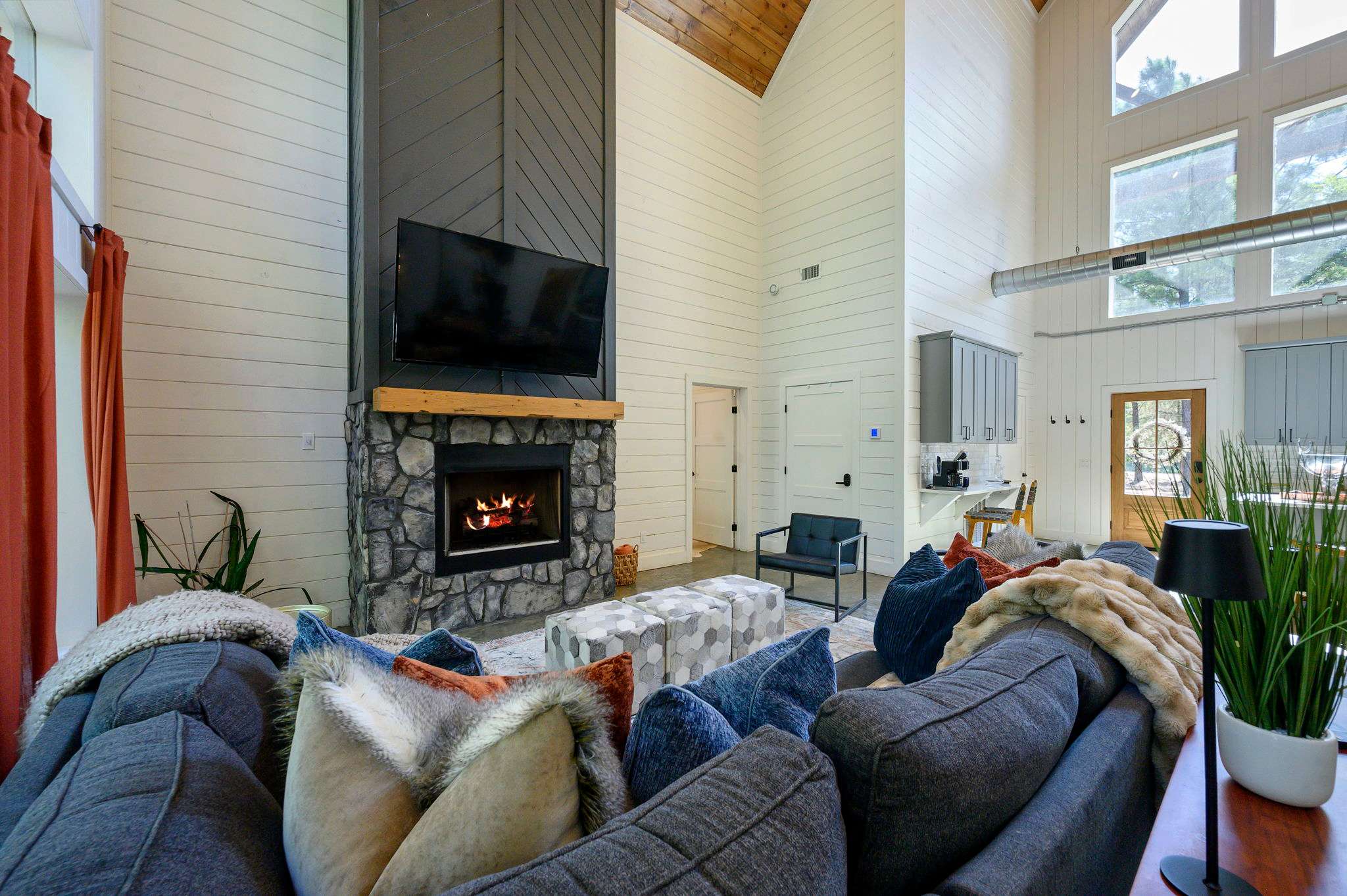 NEW! Modern Cabin - Hot Tub & Fire Pit - Sleeps 6!
