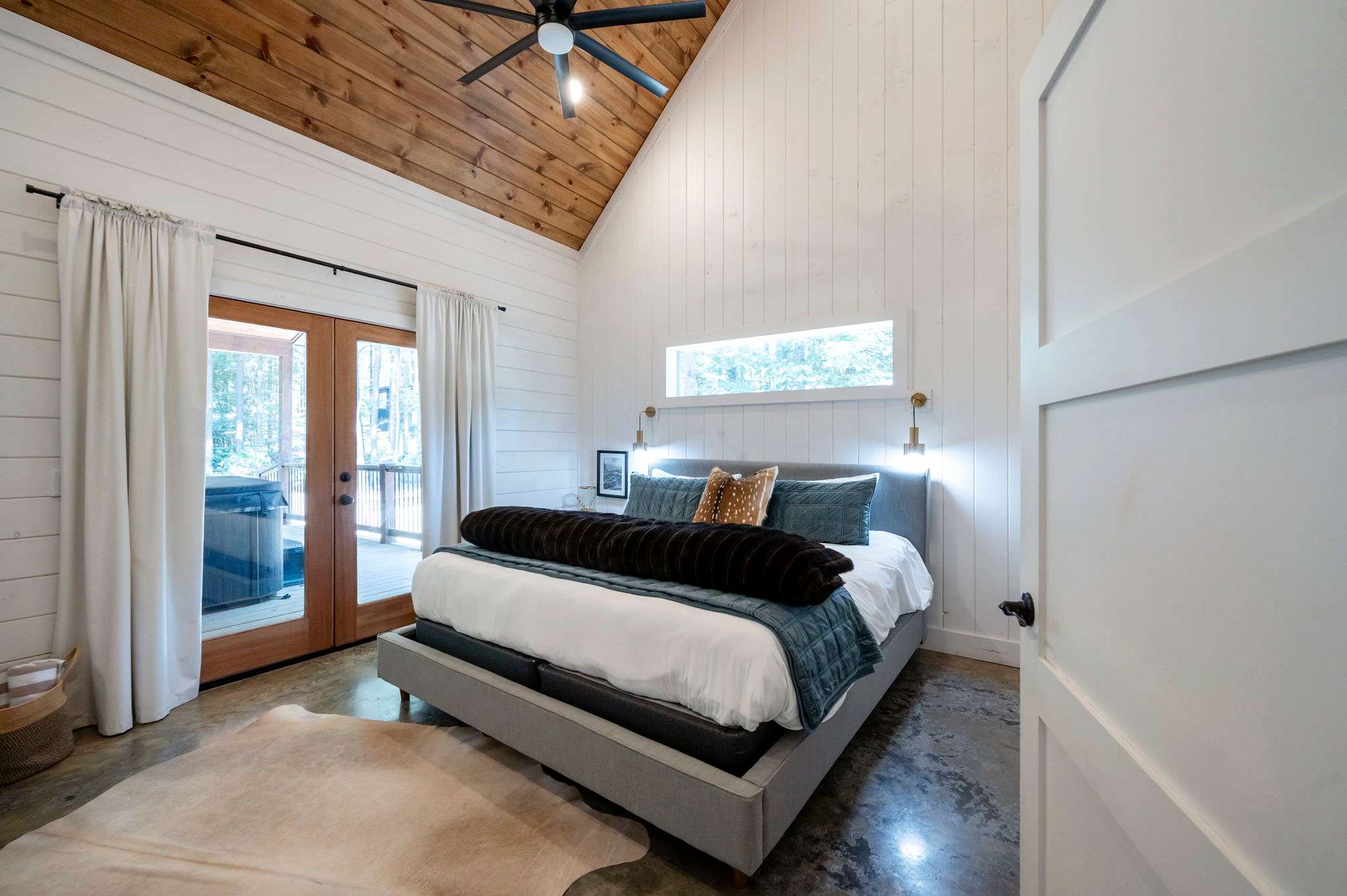 NEW! Modern Cabin - Hot Tub & Fire Pit - Sleeps 6!