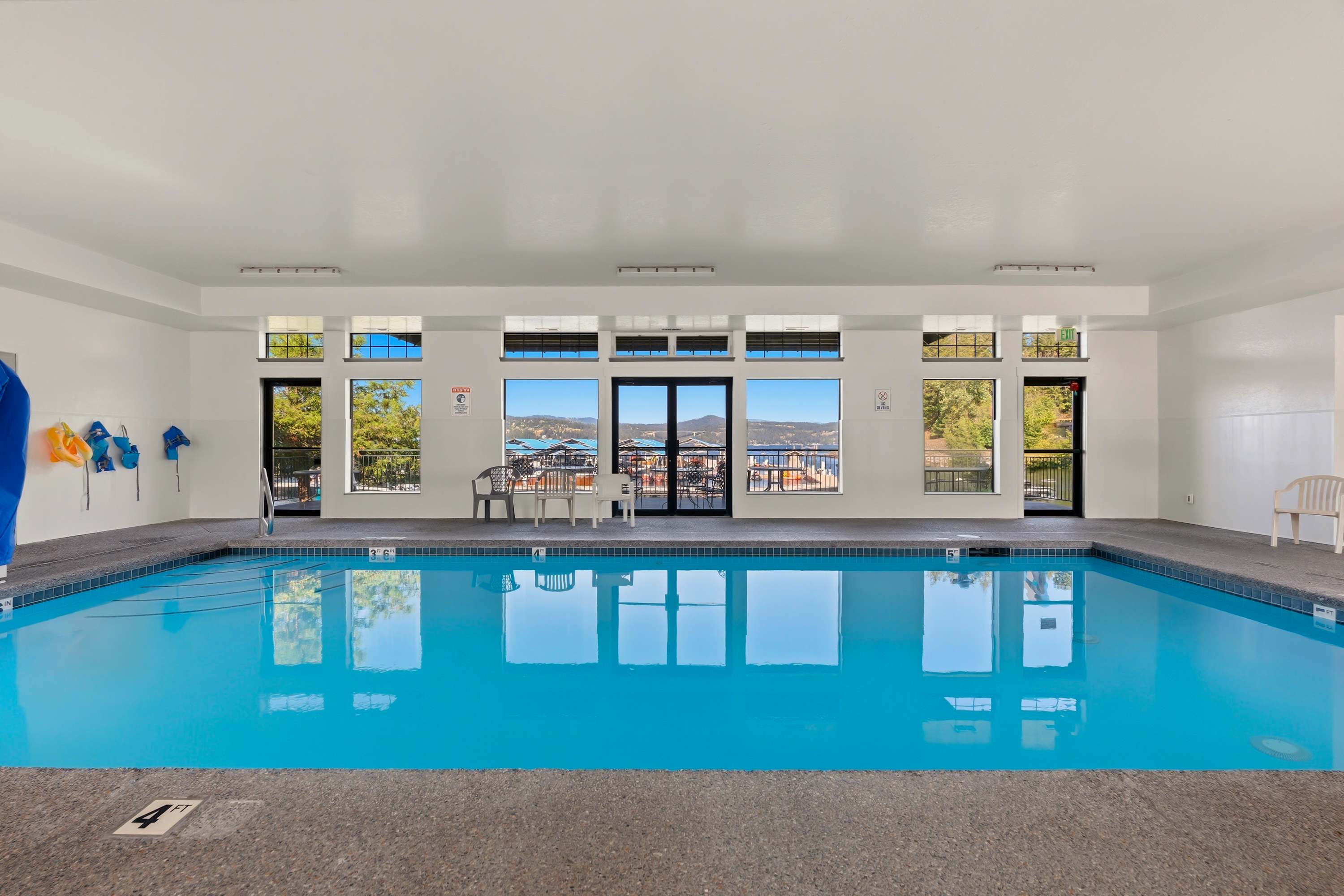 Lakefront Penthouse with Balcony & Panoramic Views 6