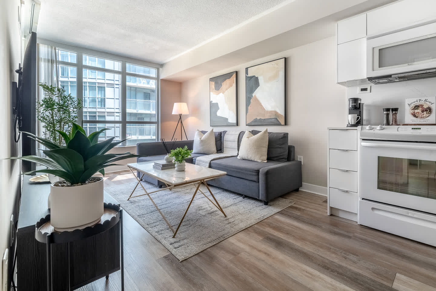 Elegant Waterfront Esc Modern Condo in Toronto