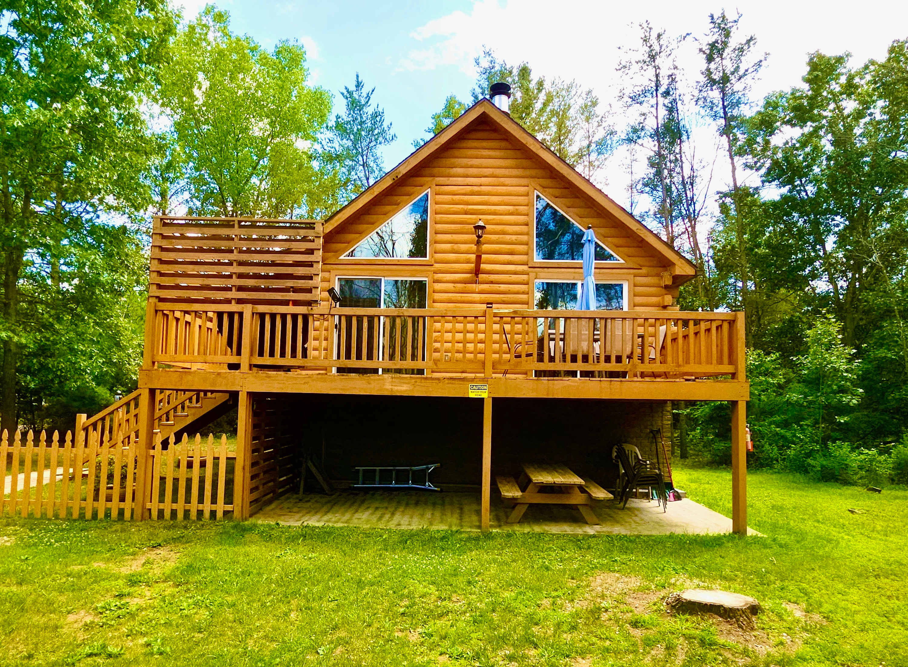 Charming Log Cabin- Boat, fish, hike & snowmobile—minutes to lakes & trails