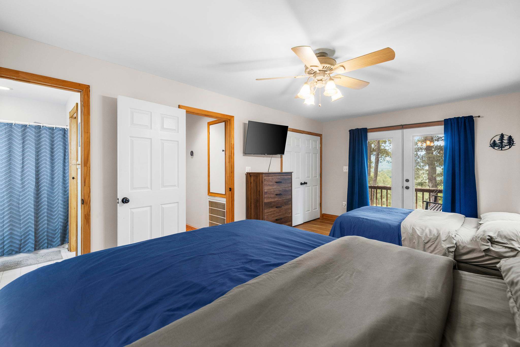 Bedroom 2 (main level): Queen bed, Full Bed, Smart TV, Ceiling Fan and private ensuite bathroom with shower/tub combo - direct access to screened porch
