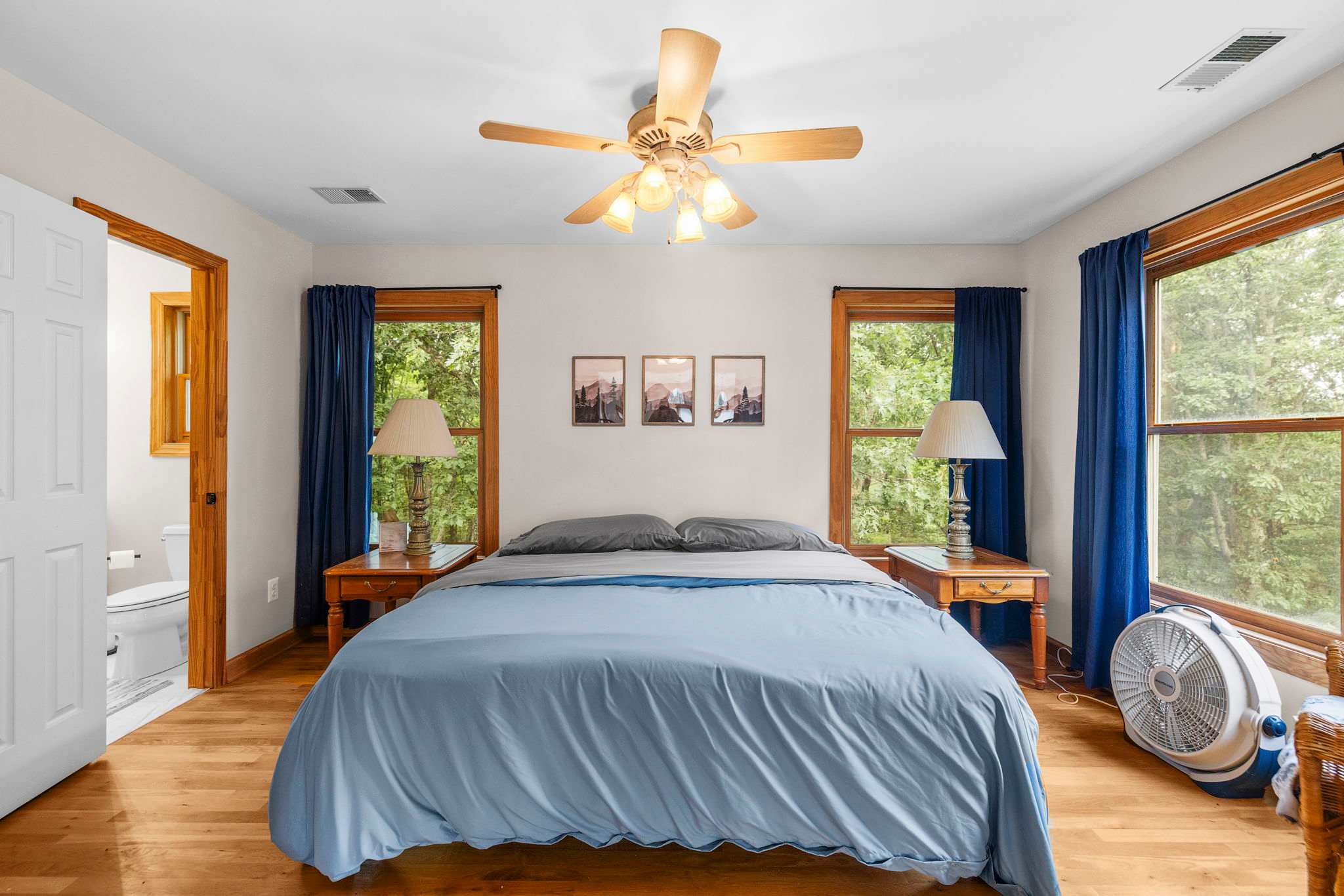 Bedroom 3 (upper level): King bed, Smart TV, Ceiling fan and private ensuite bathroom with shower/tub combo
