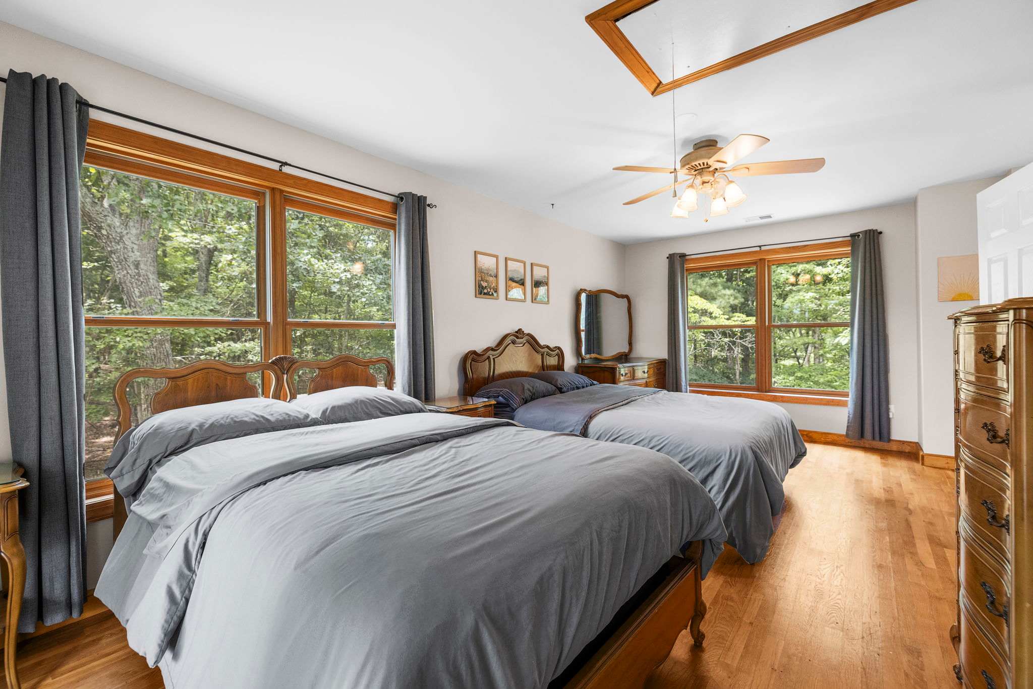 Bedroom 5 (upper level): Queen bed, Full bed, Smart TV, Ceiling fan and private ensuite bathroom with soaking tub - direct access to screened porch
