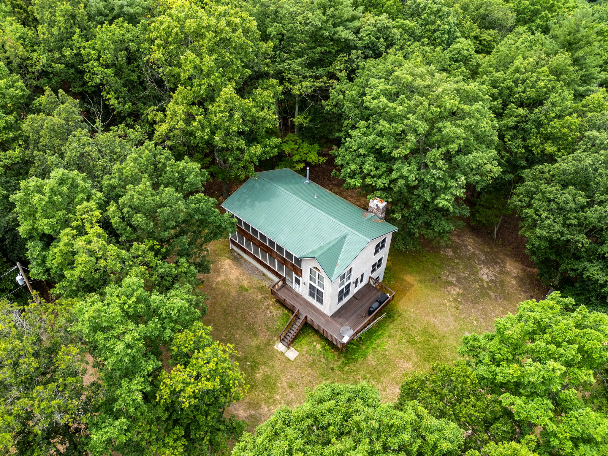 Tucked away in a quiet setting just minutes from river access, this spacious lodge is ideal for family vacations, reunions, outdoor adventures, or a relaxing weekend with friends.

