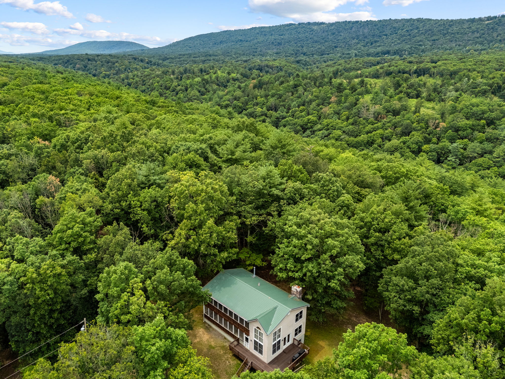 Minutes from river access, hiking, fishing, golfing, and local attractions