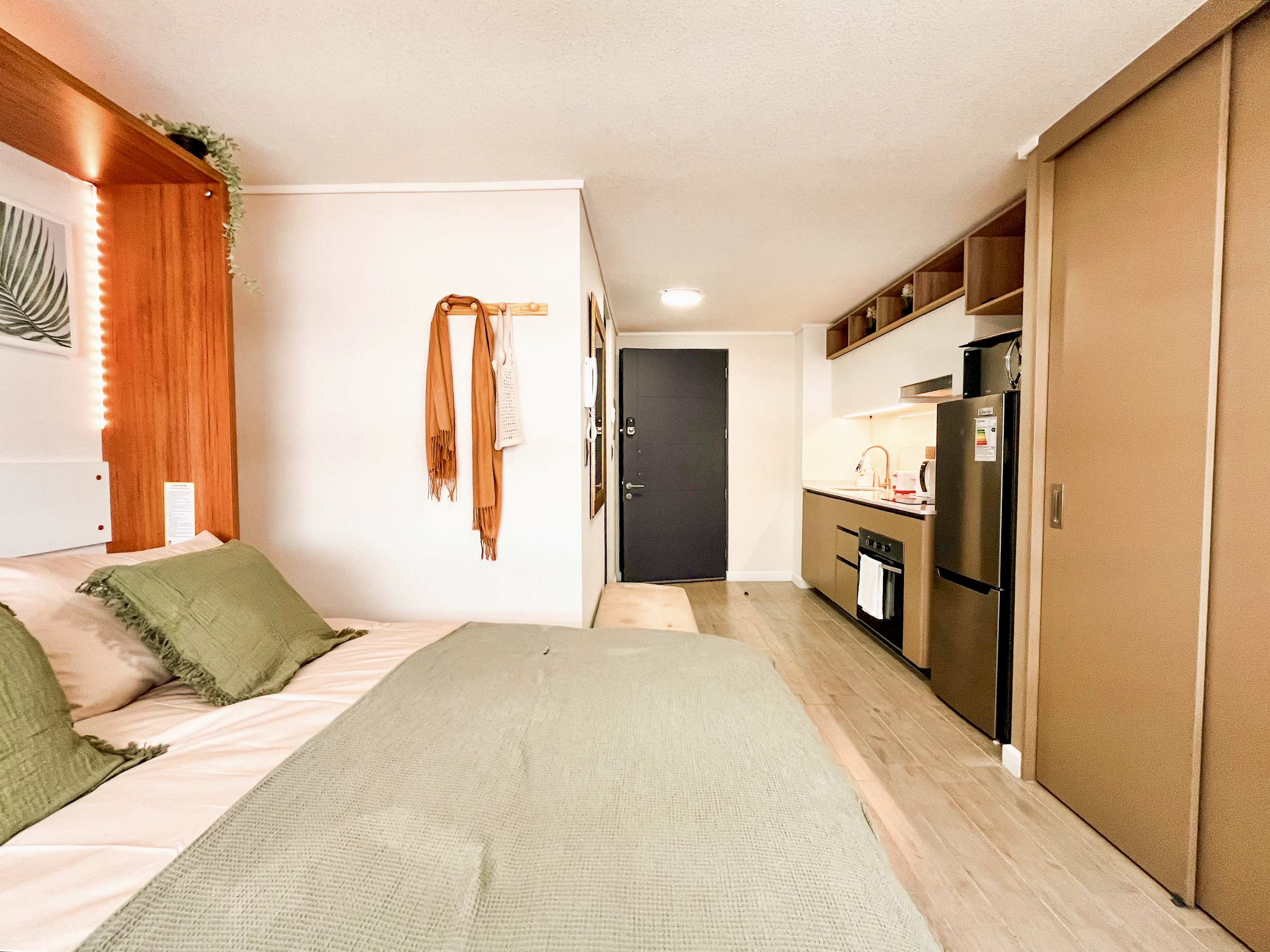 Downtown Studio w/ Fast WiFi & Office