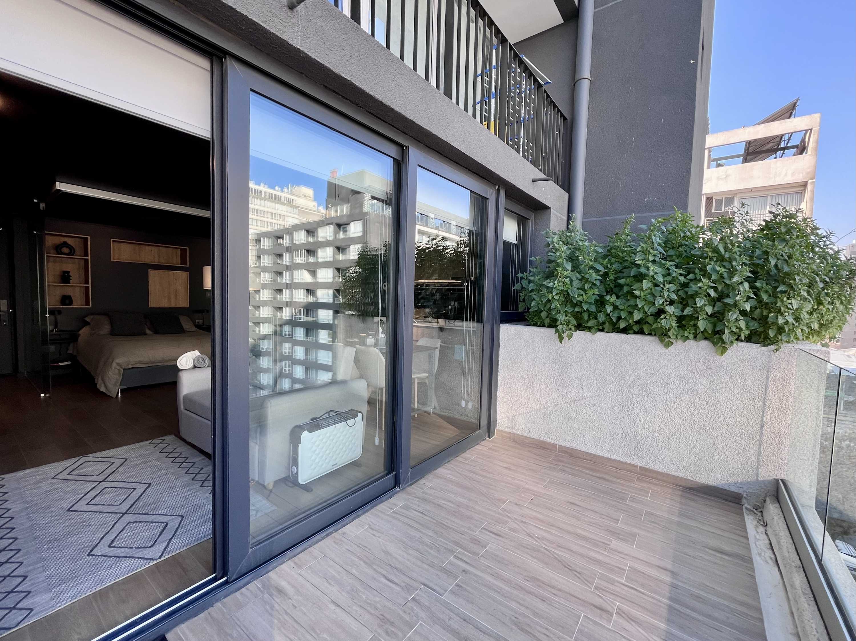 Modern Studio w/ Rooftop Pool & City Views
