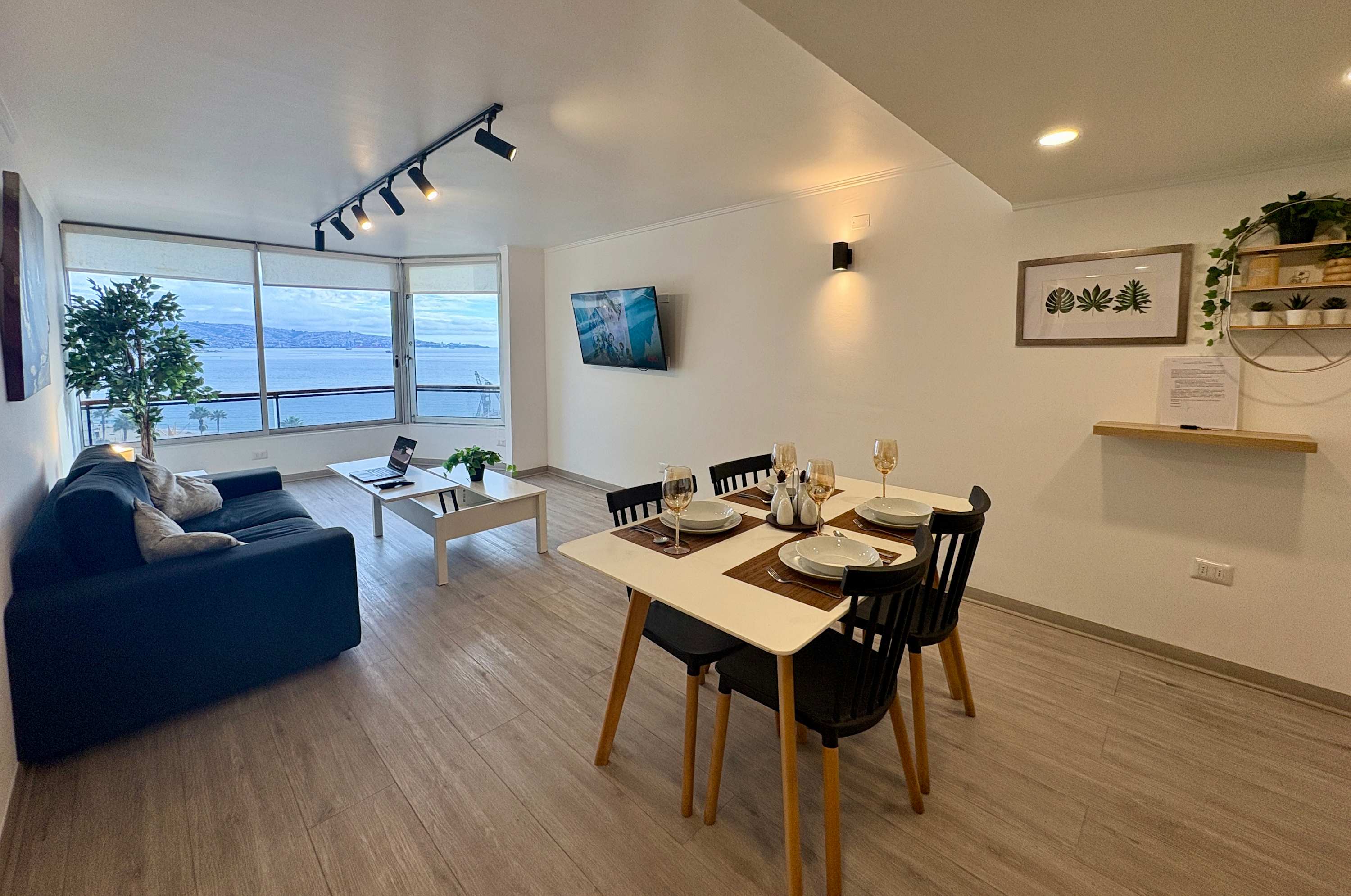 Beachfront Apartment - Home Office Views & Parking