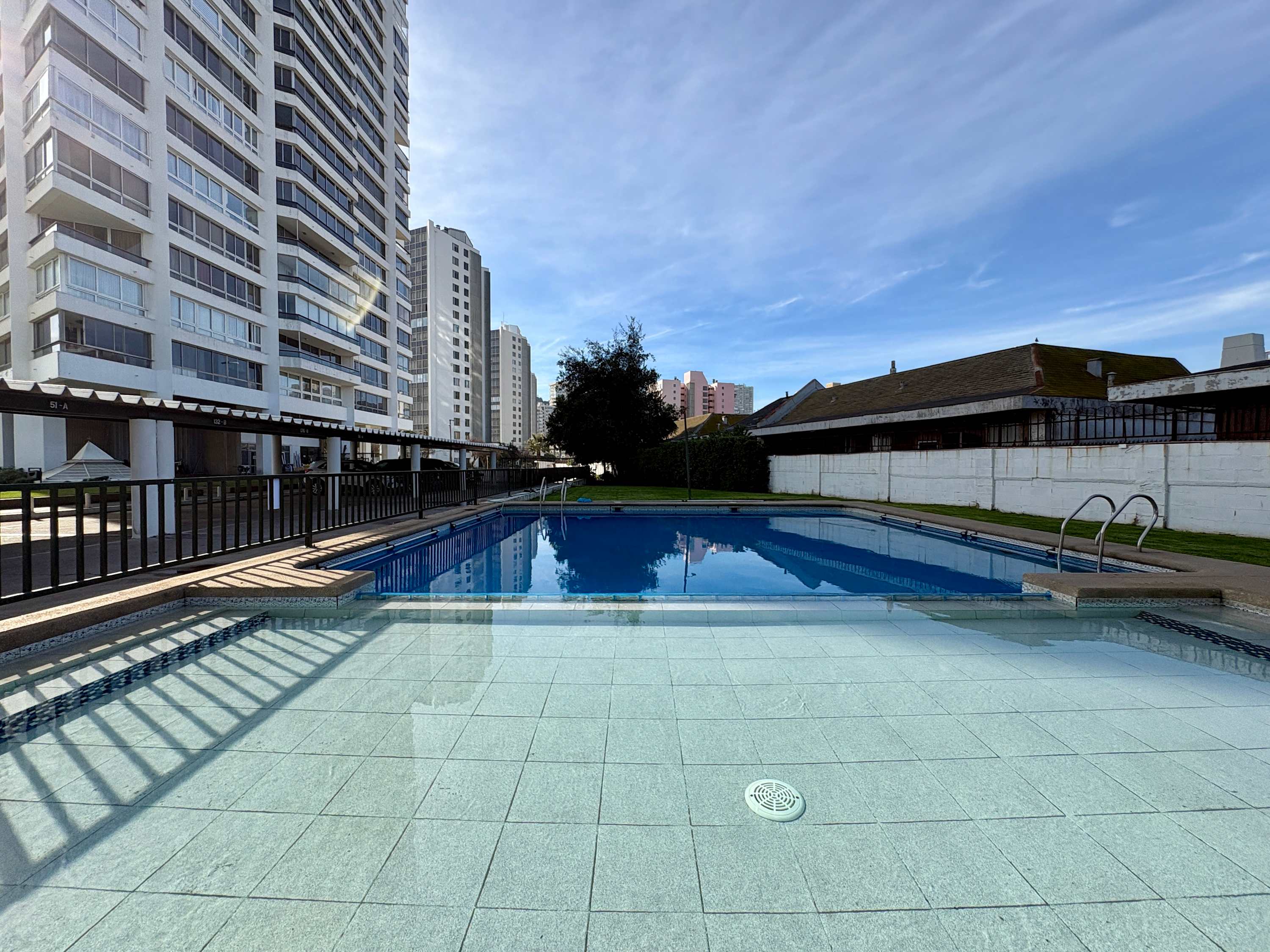 Beachfront Apartment - Home Office Views & Parking