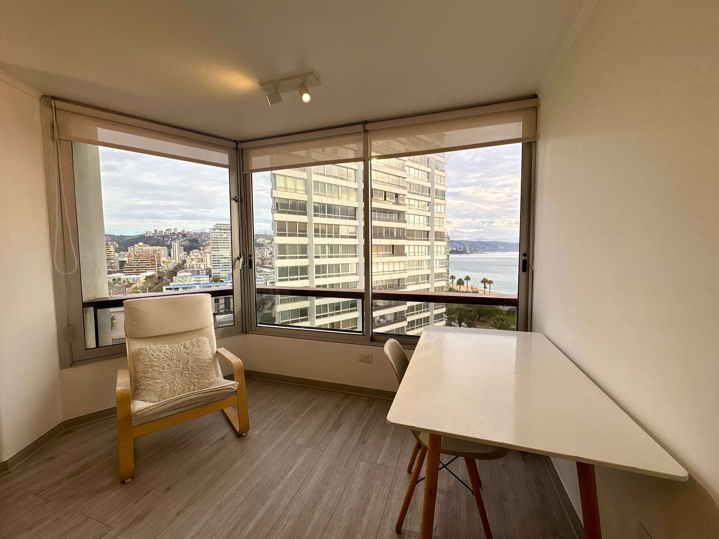 Beachfront Apartment - Home Office Views & Parking