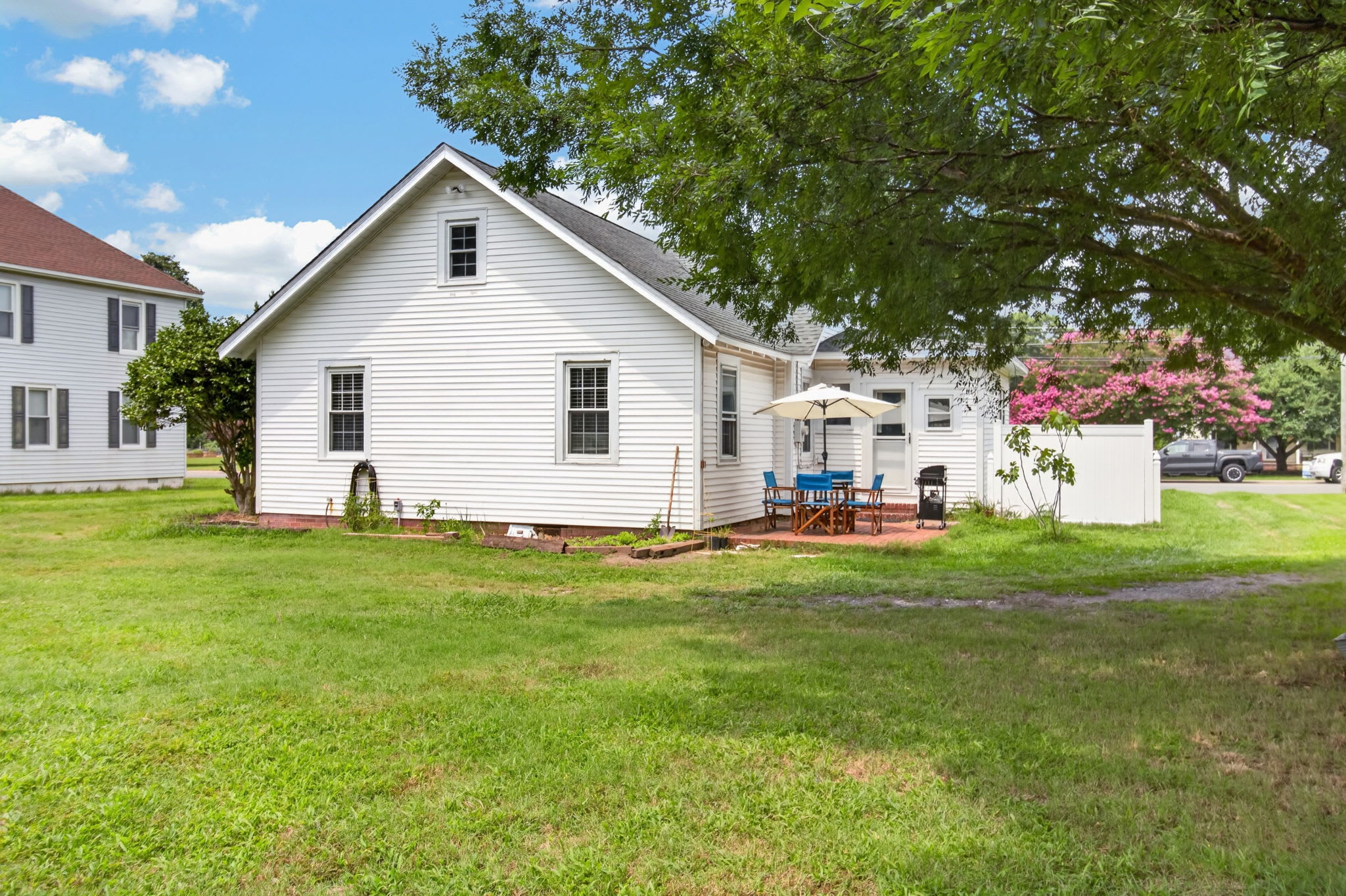 Sunnyside Cottage, close to town, boat ramps.