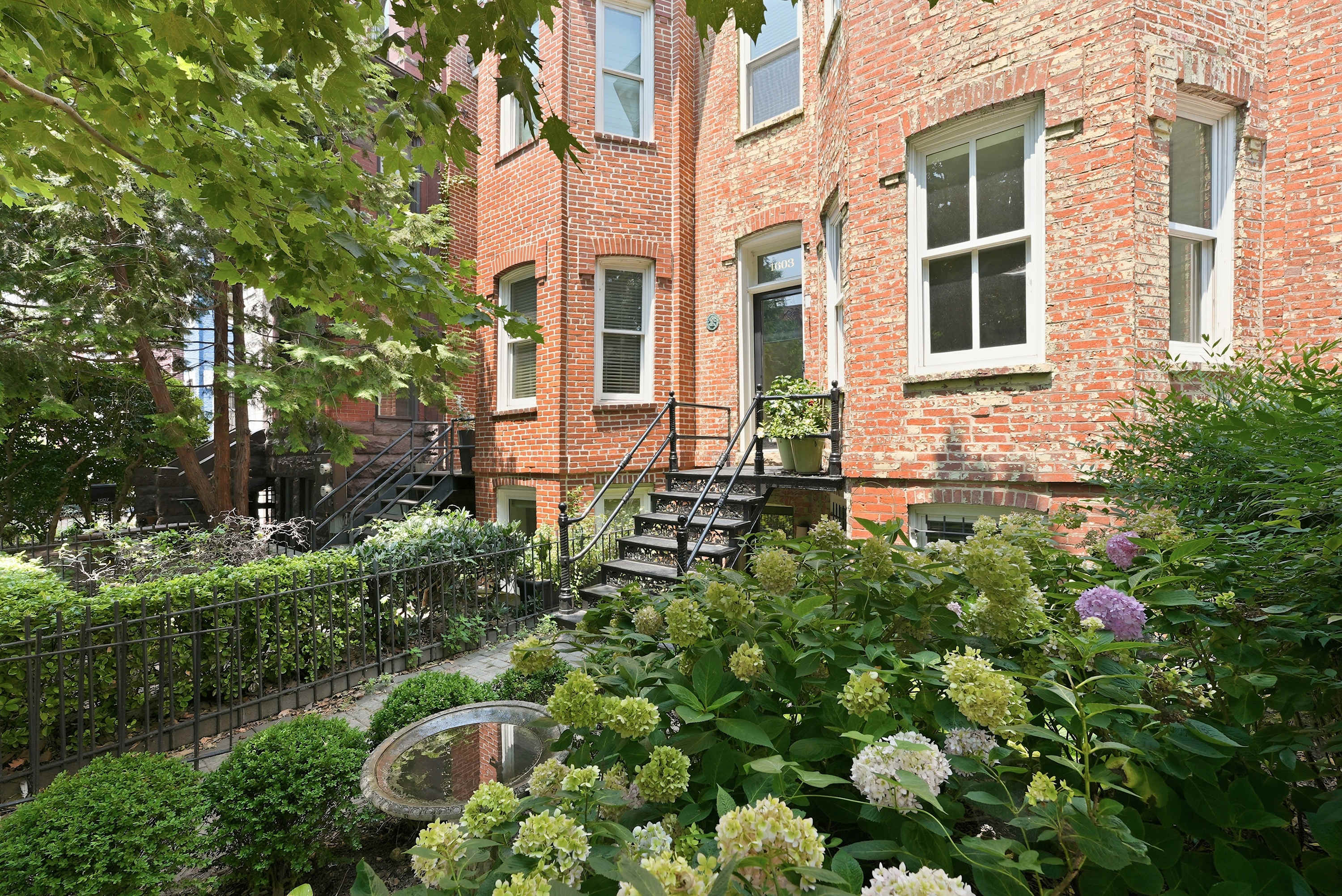 Dupont Circle 1BR with laundry/AC/kitchen