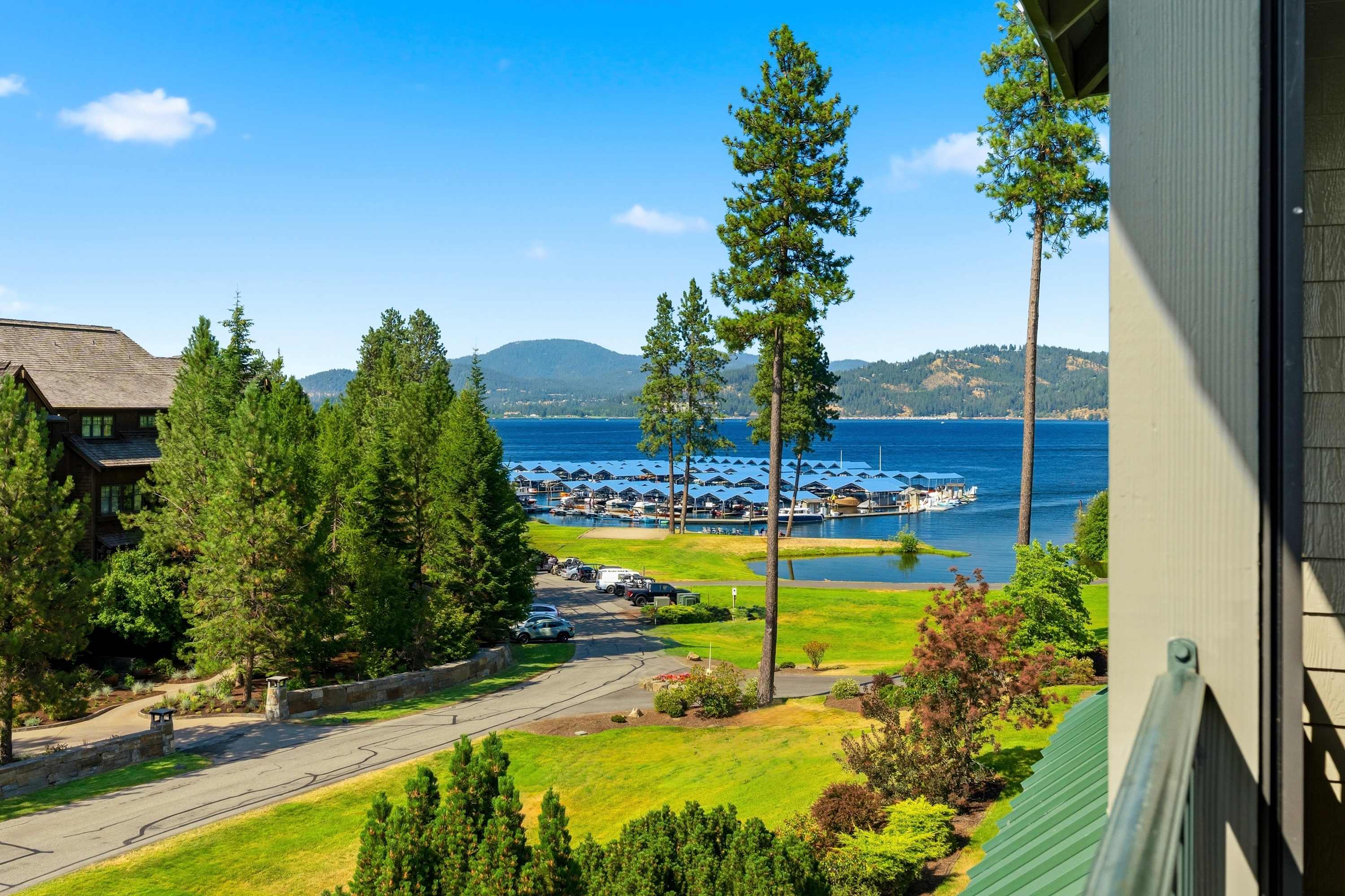 Lakefront Penthouse with Balcony & Panoramic Views 4