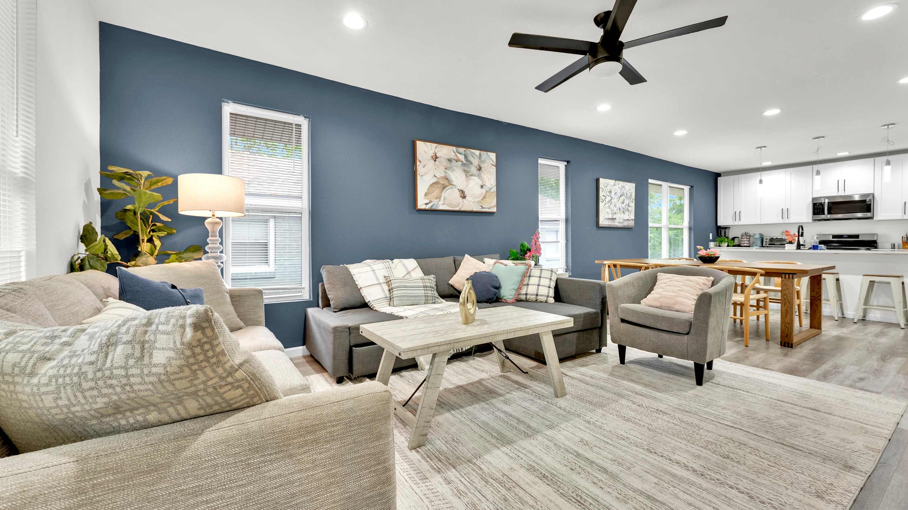 Spacious Home With Game Room And Free Parking - Elegant Getaway - Dallas, TX