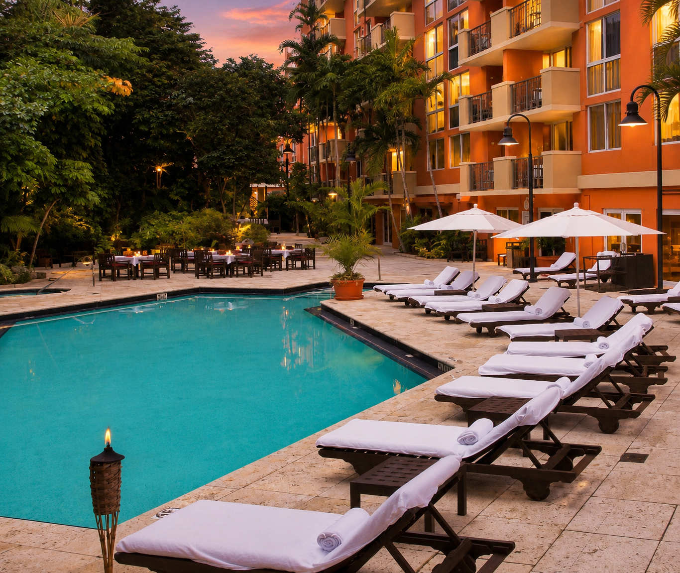 Stylish Retreat With Pool And Gym Access - Chic Getaway Near Cocowalk - The Bahamas
