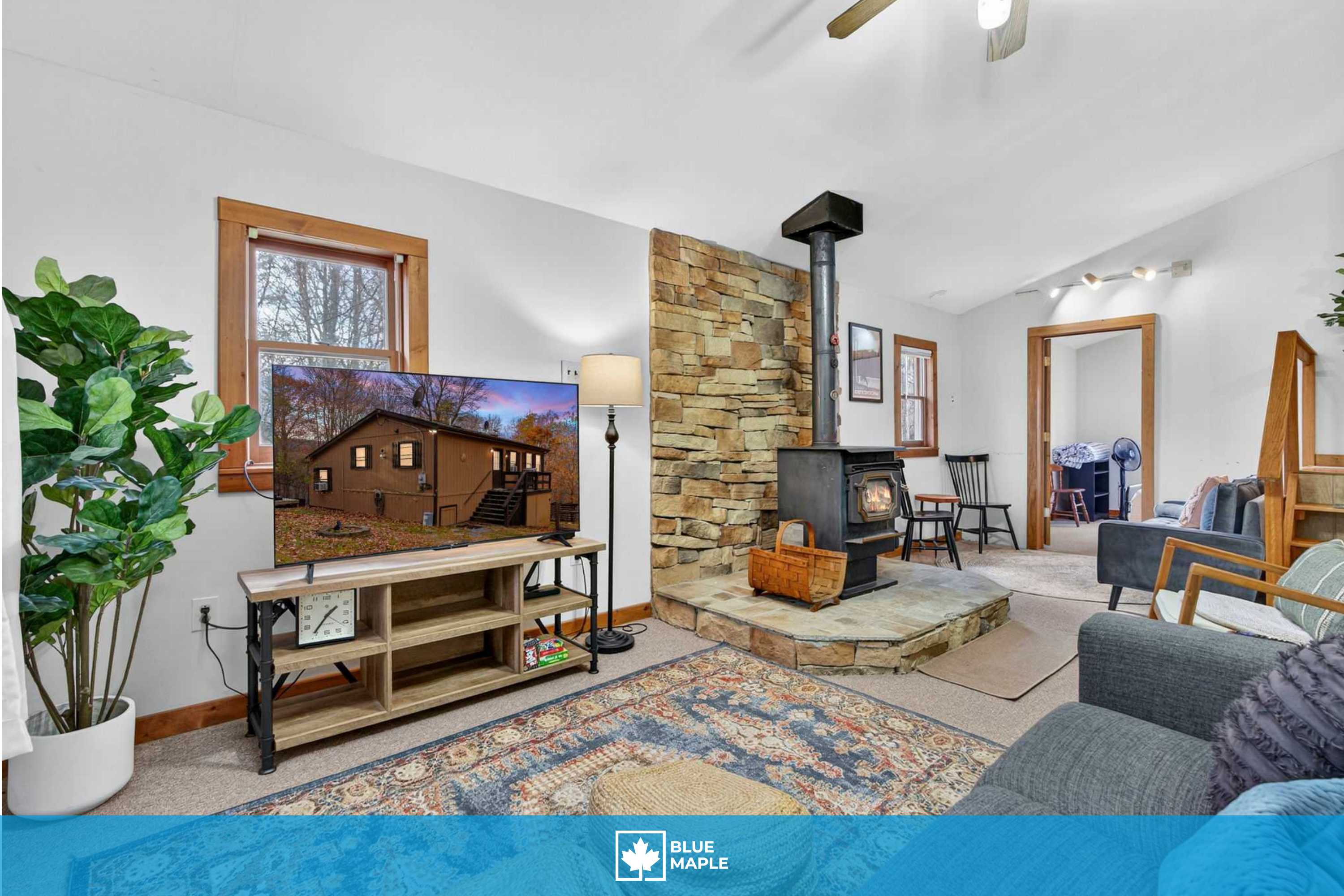 River Access Cabin with Hot Tub, Fire Pit & WiFi!