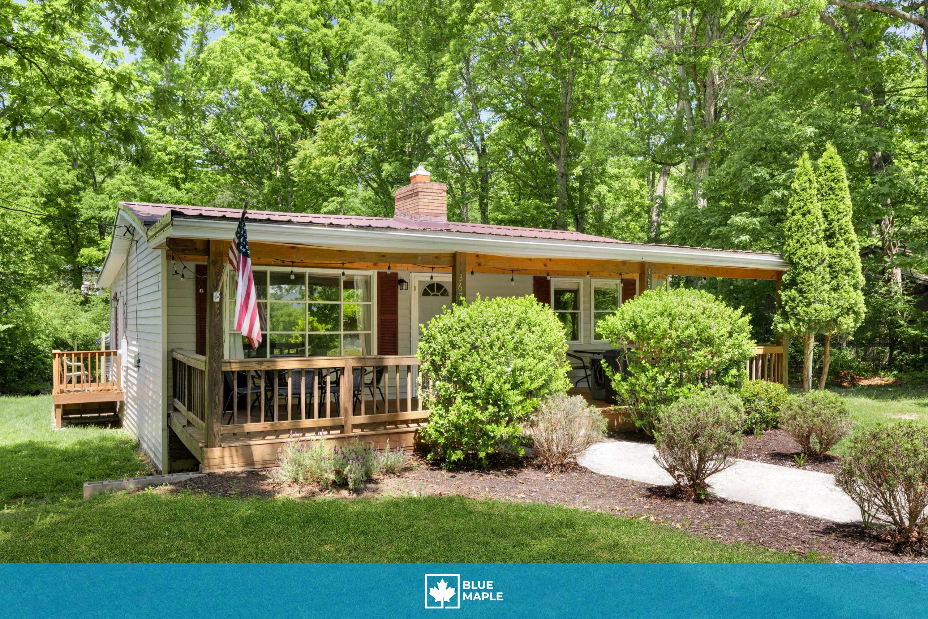 Wooded 2BR cabin w/ hot tub & backyard