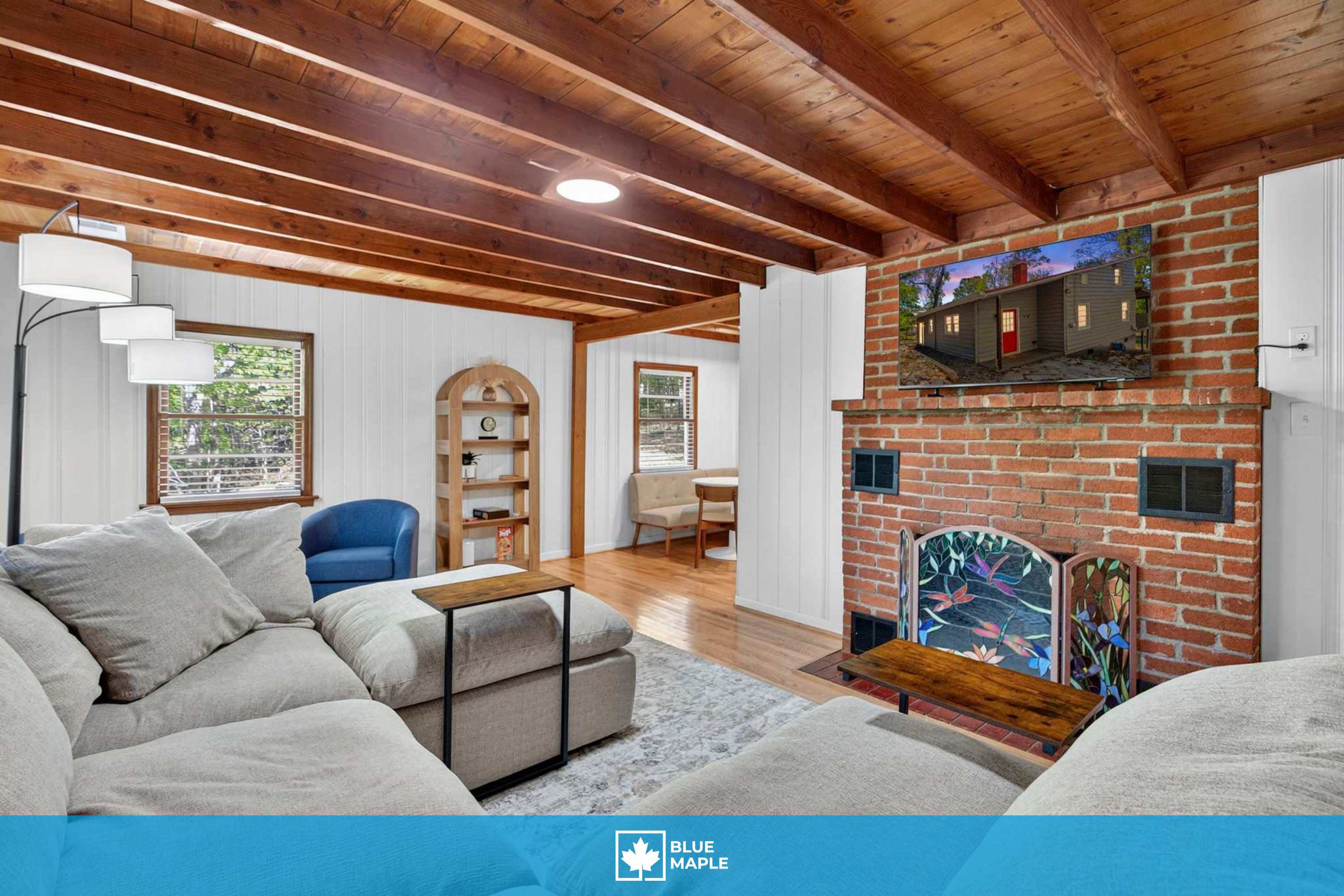 Spacious cabin w/private river, hot tub & fire pit