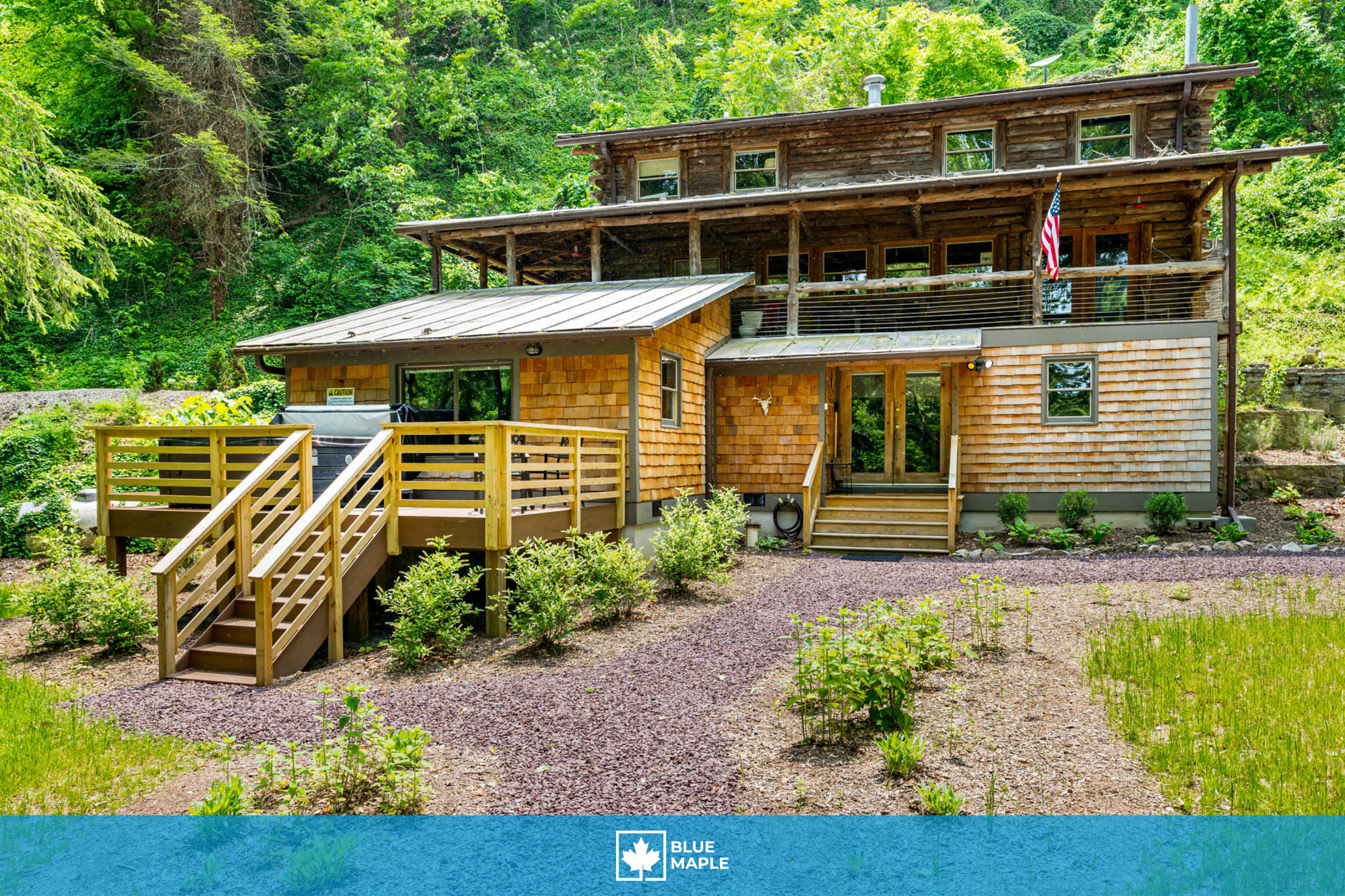 Log cabin w/riverfront & hot tub
