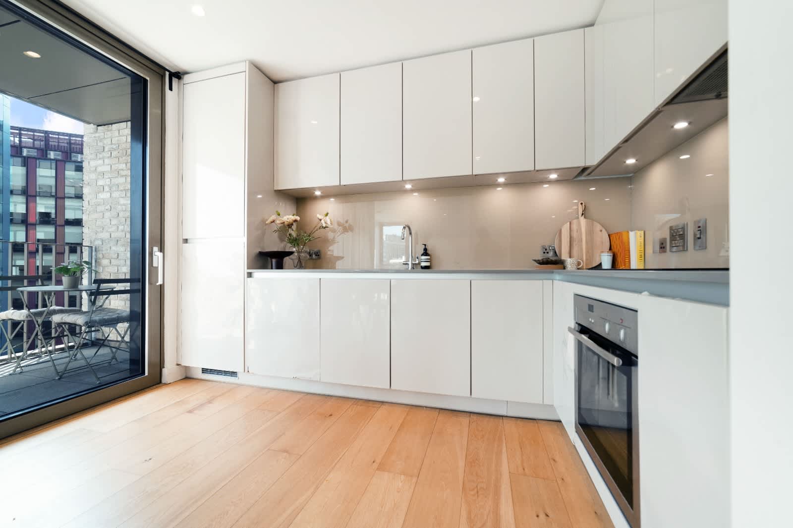 Modern 2-Bed - Fast London & Gatwick Links in 82 Vita Apartments, 1 Caithness Walk CR0 2WD - Property image 4 - VivreStays