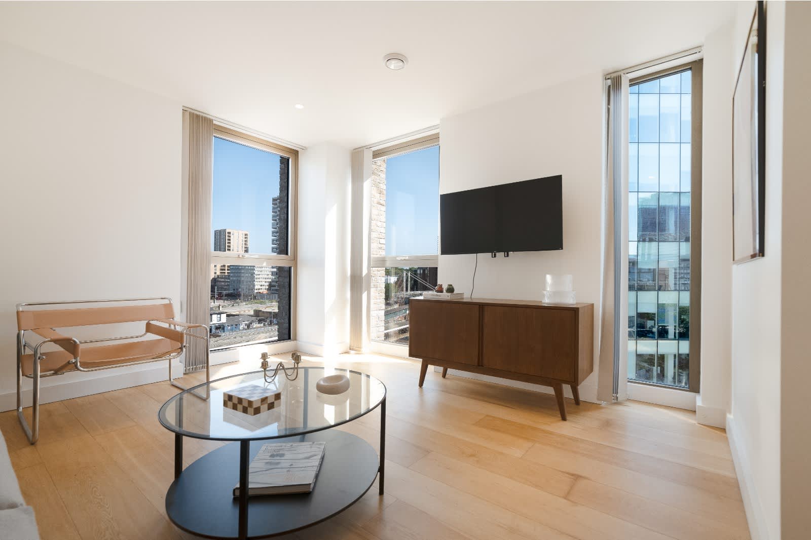Modern 2-Bed - Fast London & Gatwick Links in 82 Vita Apartments, 1 Caithness Walk CR0 2WD - Property image 3 - VivreStays