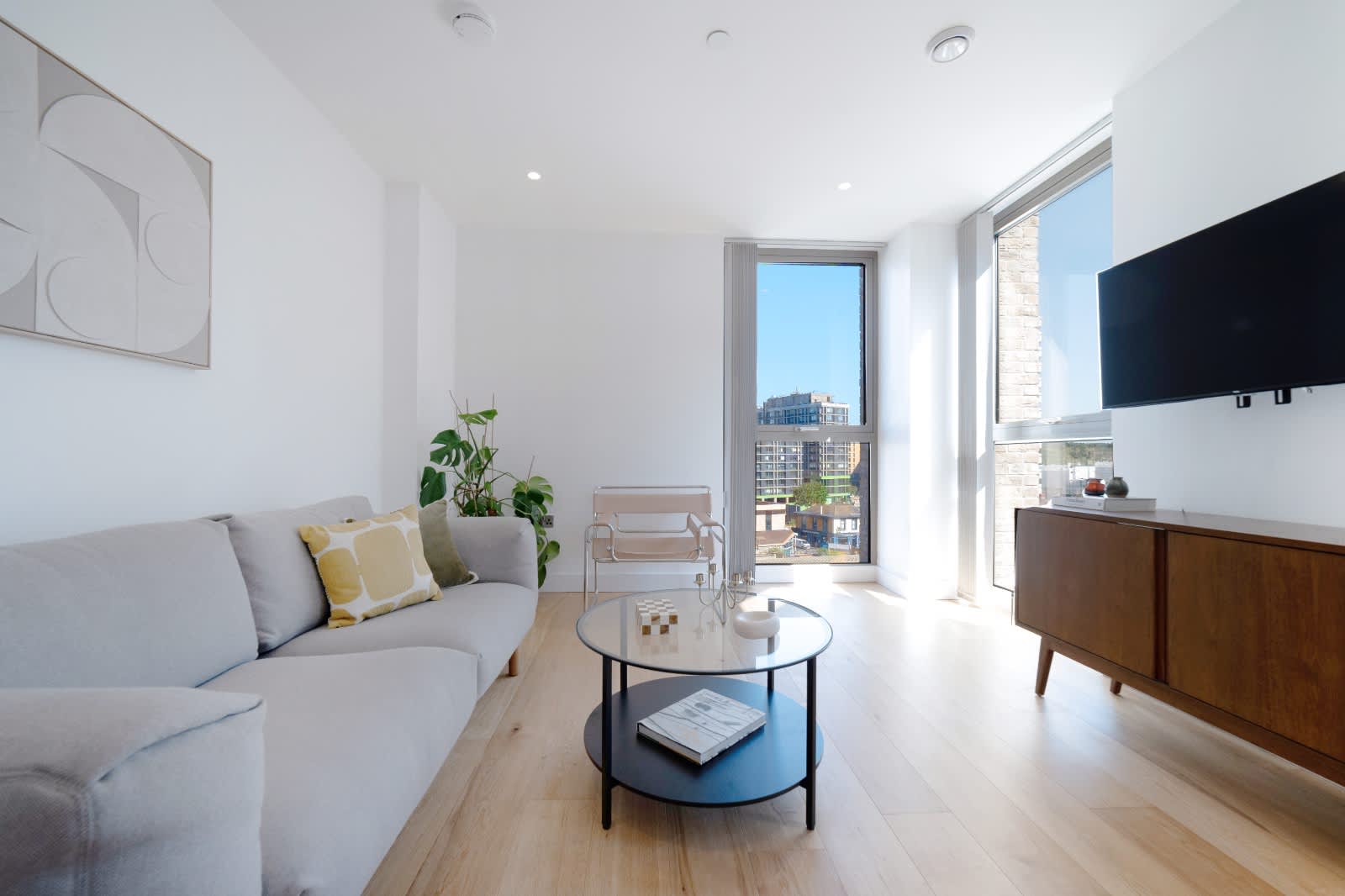 Modern 2-Bed - Fast London & Gatwick Links in 82 Vita Apartments, 1 Caithness Walk CR0 2WD - Property image 2 - VivreStays