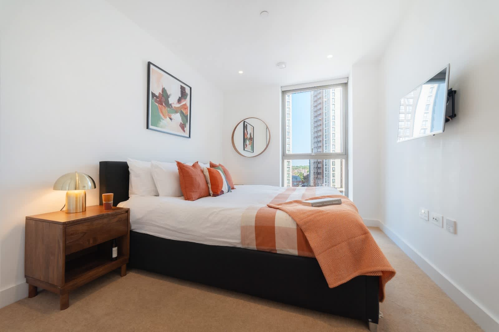 Modern 2-Bed - Fast London & Gatwick Links in 82 Vita Apartments, 1 Caithness Walk CR0 2WD - Property image 6 - VivreStays