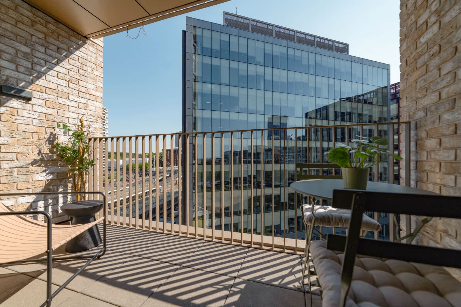 Modern 2-Bed - Fast London & Gatwick Links in 82 Vita Apartments, 1 Caithness Walk CR0 2WD - Property image 8 - VivreStays