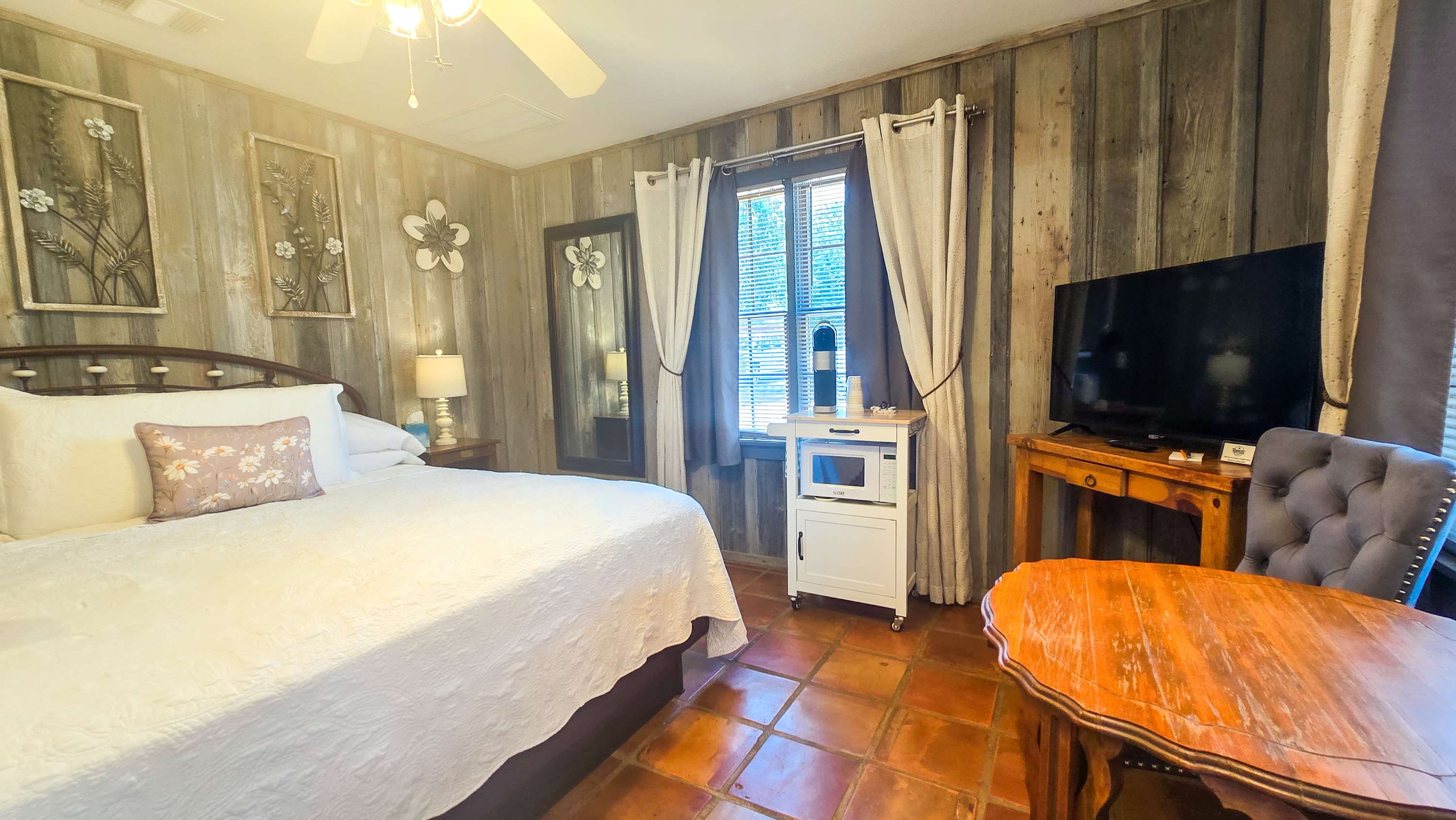 This charming studio offers a king-sized bed, smart TV, & full bath​