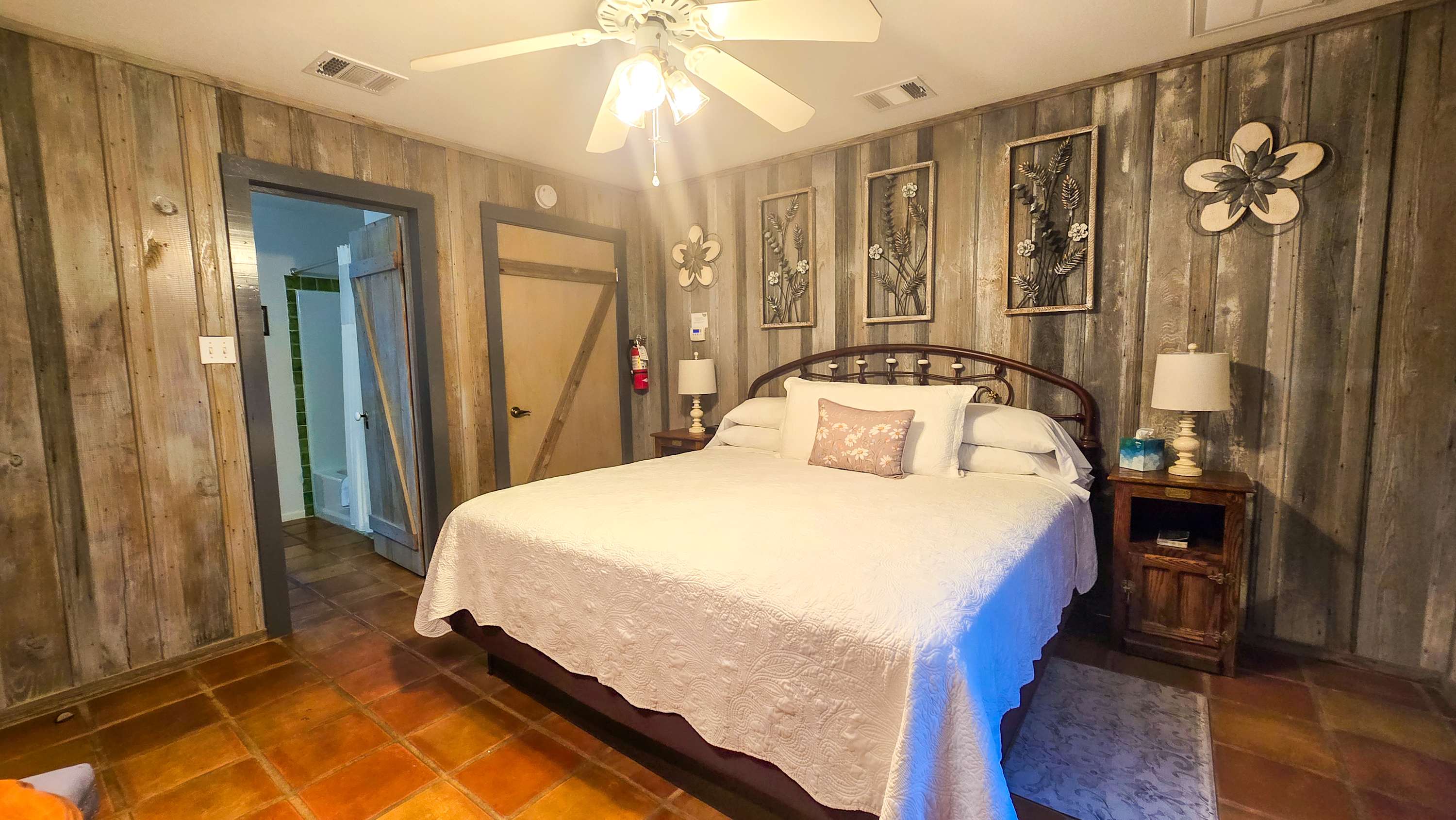 This charming getaway offers a king-sized bed, smart TV, kitchen, & full bath​