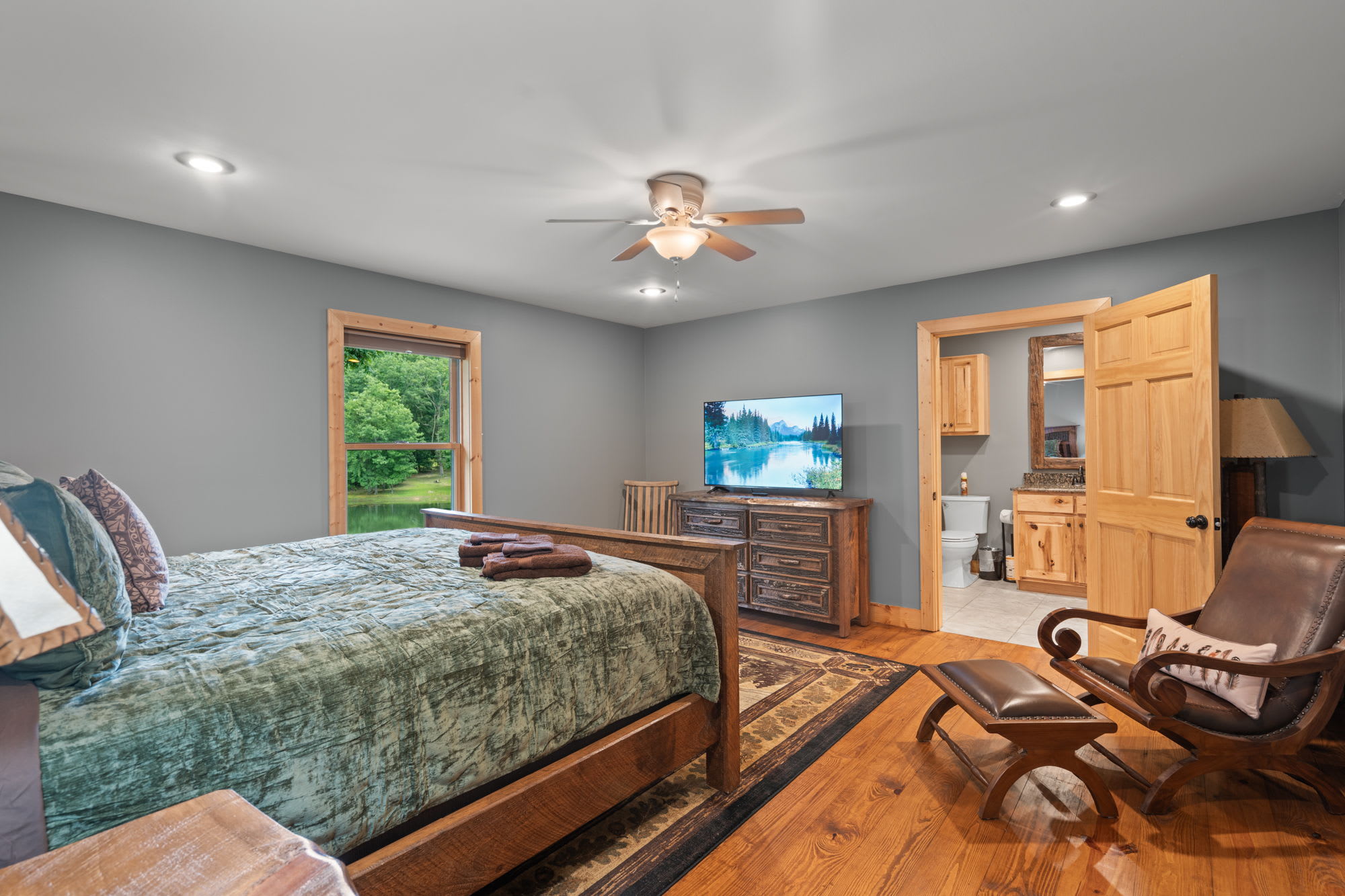 Second guest bedroom on the main floor of The Lodge